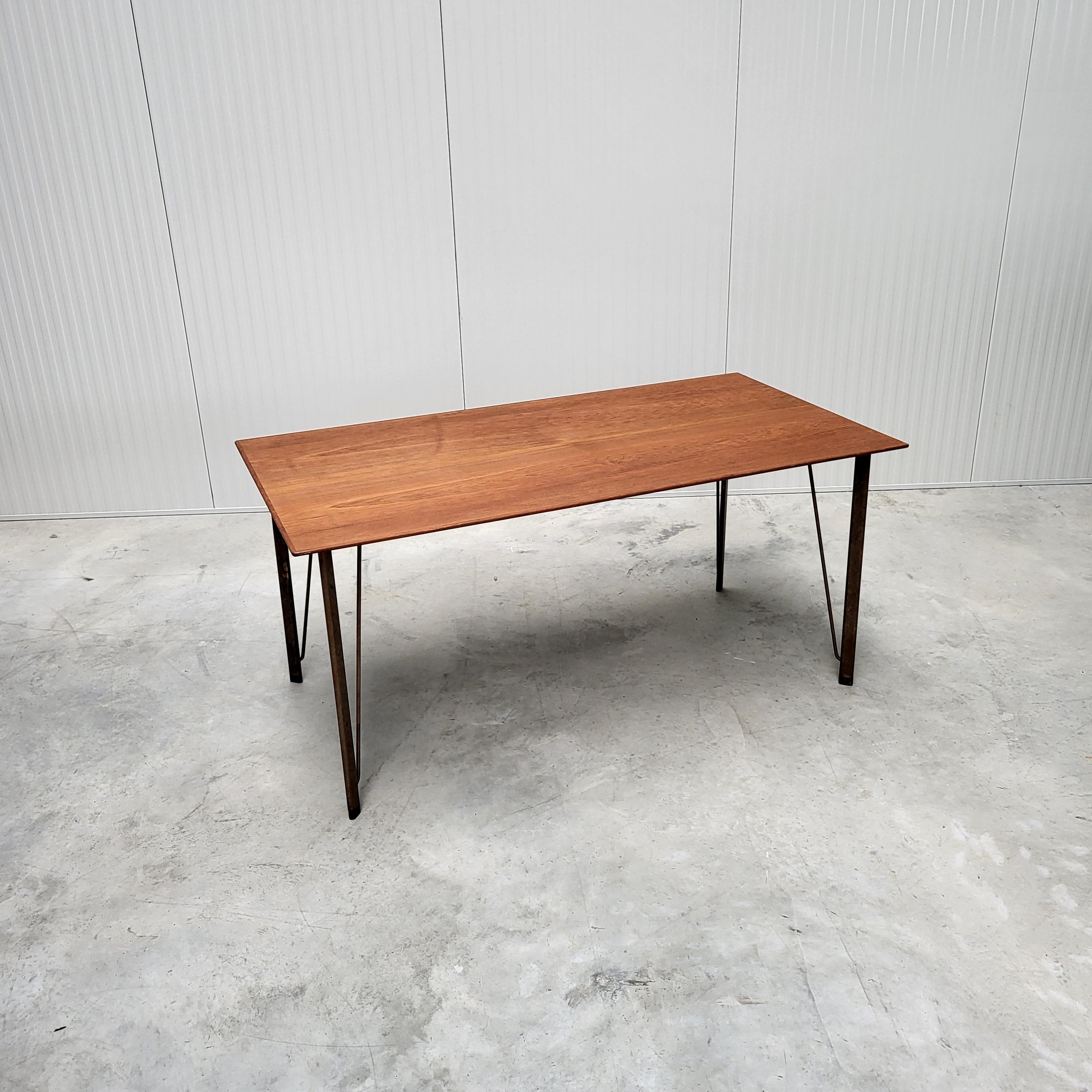 Schöner und sehr seltener Tisch von Arne Jacobsen für Fritz Hansen aus dem SAS Hotel in Kopenhagen aus dem Jahr 1958. Dieser Tisch stammt aus dem Inventar des berühmten SAS Hotels, das 1958 von Arne Jacobsen entworfen wurde. 

Wichtig zu erwähnen