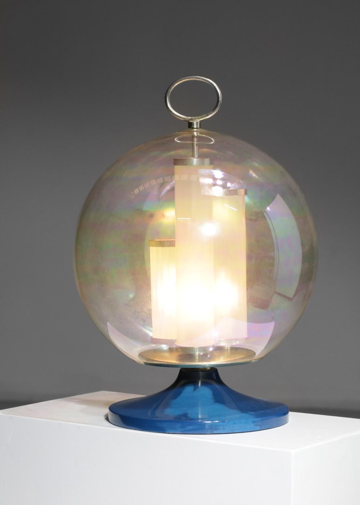 Beautiful table lamp of the Italian designer Angelo Brotto from the 70s. Rare model composed of a base in blue lacquered metal (original paint), a globe in transparent iridescent glass with inside three lampshades in white frosted glass. Metal