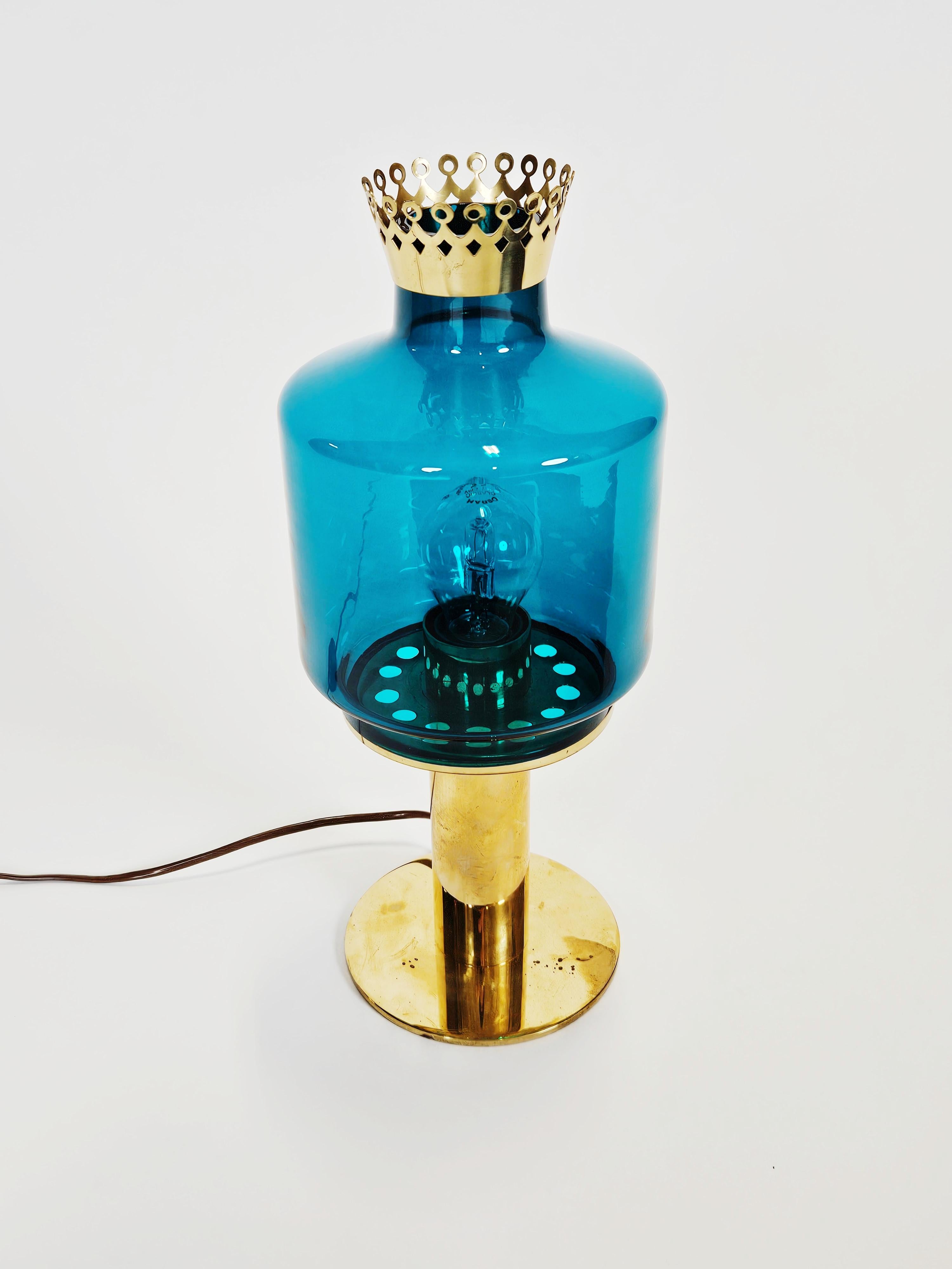 Rare table lamp model B-102 designed by Hans-Agne Jakobsson. Produced by Hans-Agne Jakobsson AB in Markaryd, Sweden.

Beautiful patinated brass and blue glass.