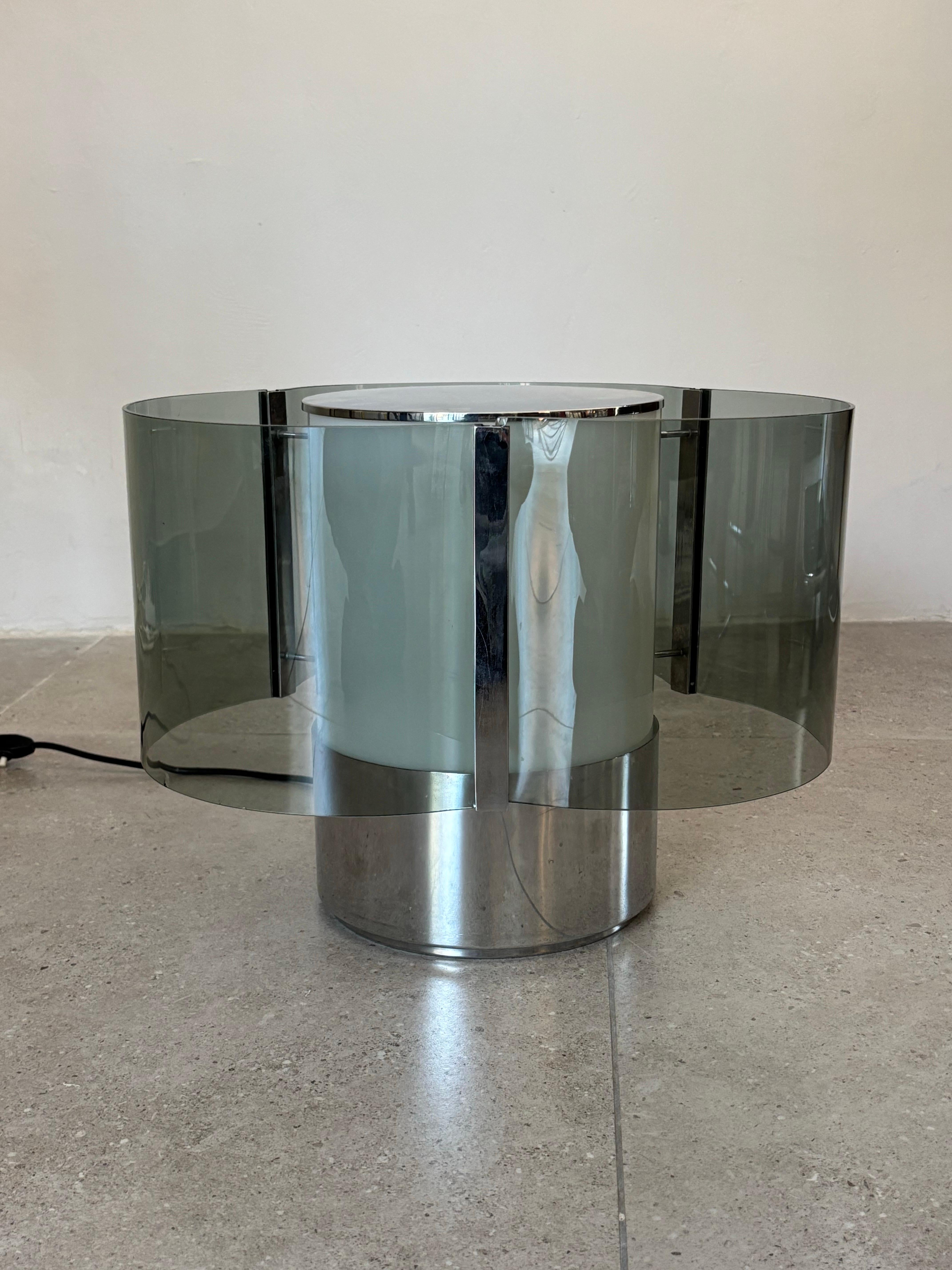 Rara lámpara de sobremesa de cristal y níquel diseñada por Alberto Rosselli para Fontana Arte, mediados de la década de 1960. Esta lámpara, una pieza escultural y sofisticada, ejemplifica la precisión arquitectónica de Rosselli y el dominio del