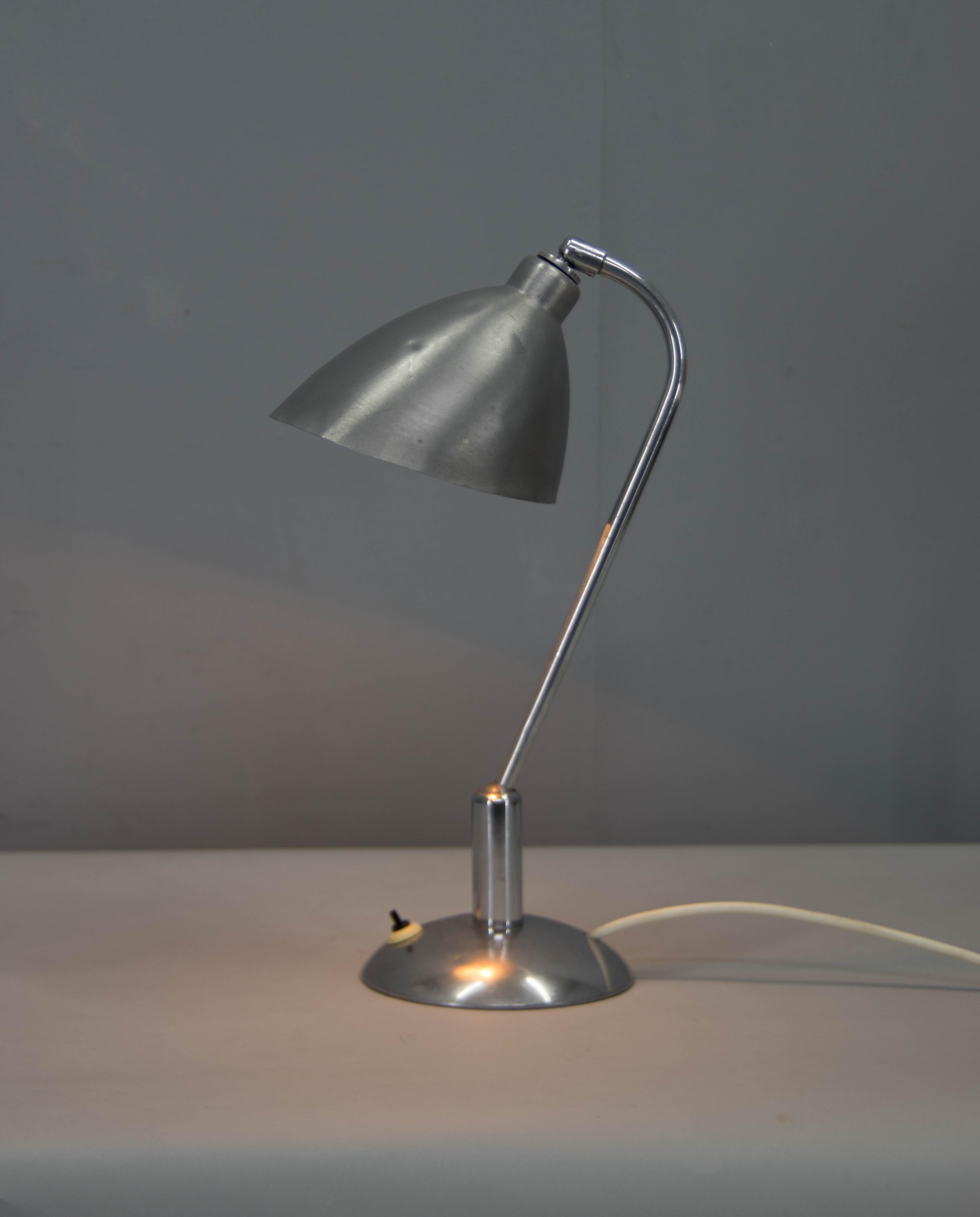 Icónica lámpara de sobremesa regulable de aluminio Bauhaus de Franta Anyz y ejecutada por IAS. Tipo único de articulación inventado por Anyz en. 1930s. Estado original - algunos defectos en un tono. Recableado, 1x40W, bombilla E25-E27.