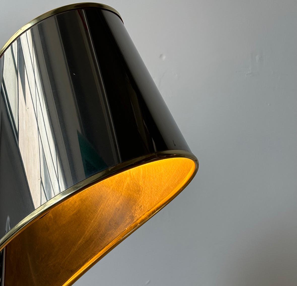 Rara lampada da tavolo di Henri Mathieu, Francia anni '70 
In cromo, in perfette condizioni vintage!
-
Misure:
H70 D27
-
Henri Mathieu è stato un importante designer francese che ha influenzato in modo significativo il design dell'illuminazione