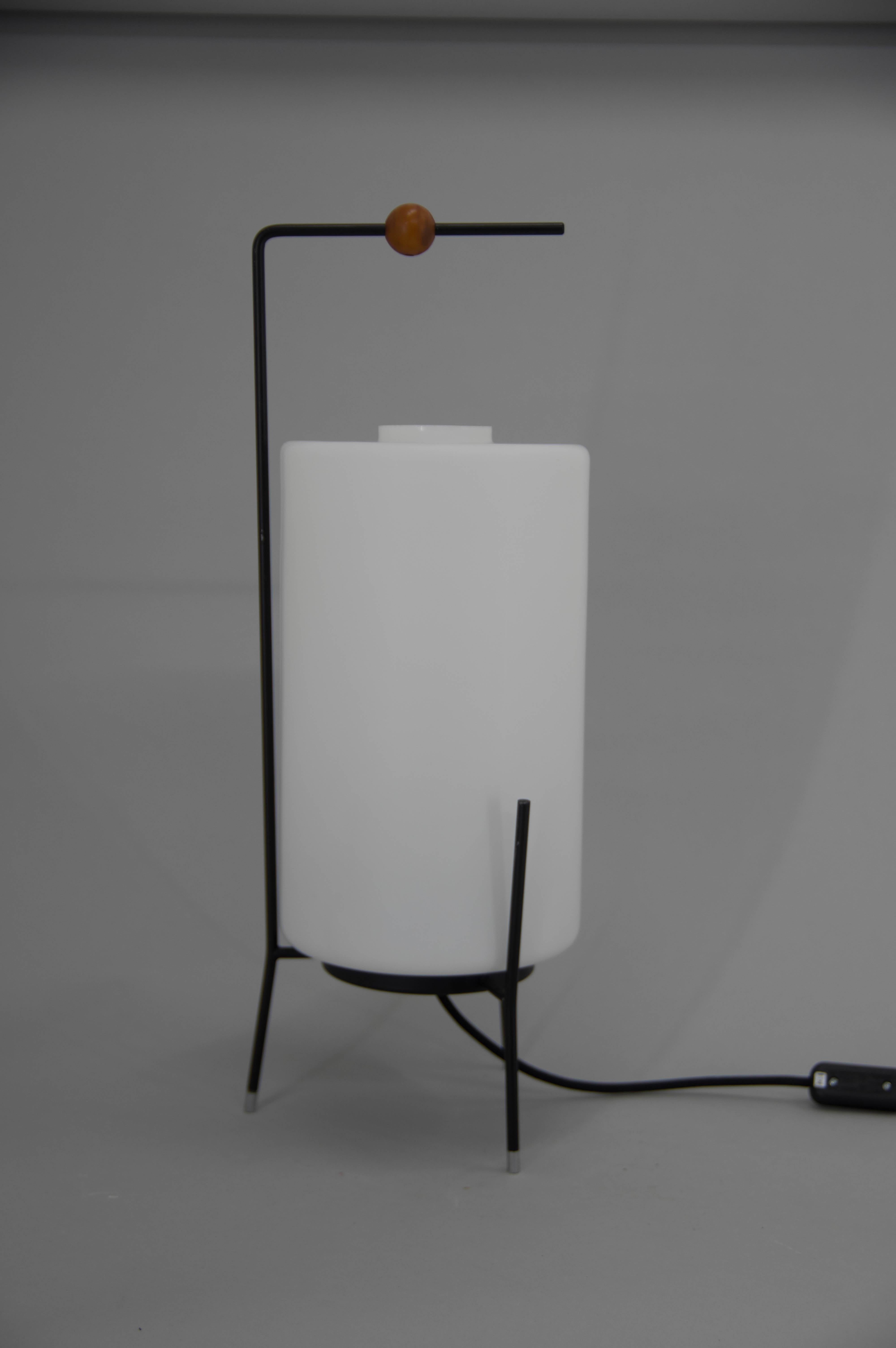 Rara lámpara de mesa de Napako fabricada en Checoslovaquia en los años 60. Base de metal y pantalla de cristal opalino.
Muy buen estado original. Recableado: 1x100W, bombilla E25-E27
Adaptador de enchufe estadounidense incluido.