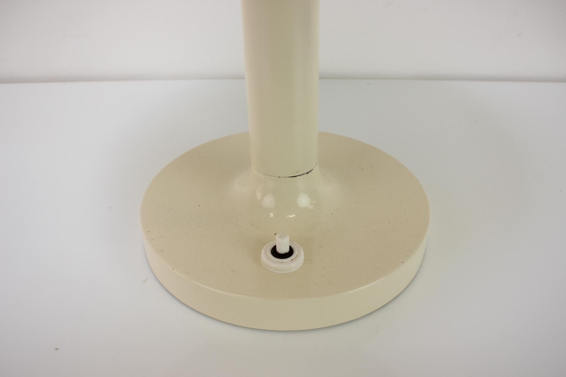 Rara lampada da tavolo di Napako, realizzata in Cecoslovacchia negli anni Settanta.
Realizzato in cromo e metallo.
In condizioni originali, lucidato e pulito, con segni di usura.
Completamente funzionante.