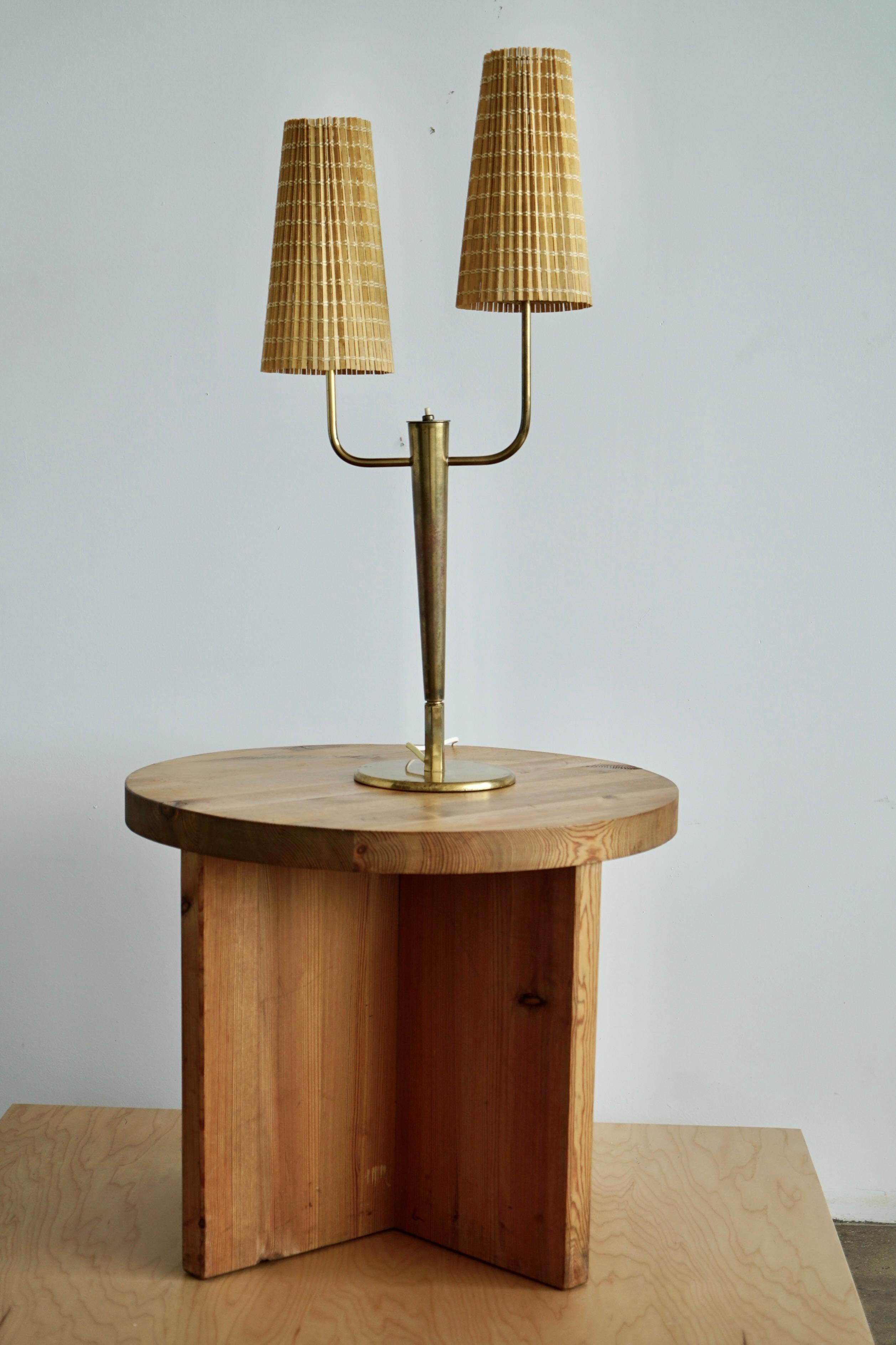 Rara lámpara de mesa  por Paavo Tynell para Taito Oy Escandinavo moderno en venta