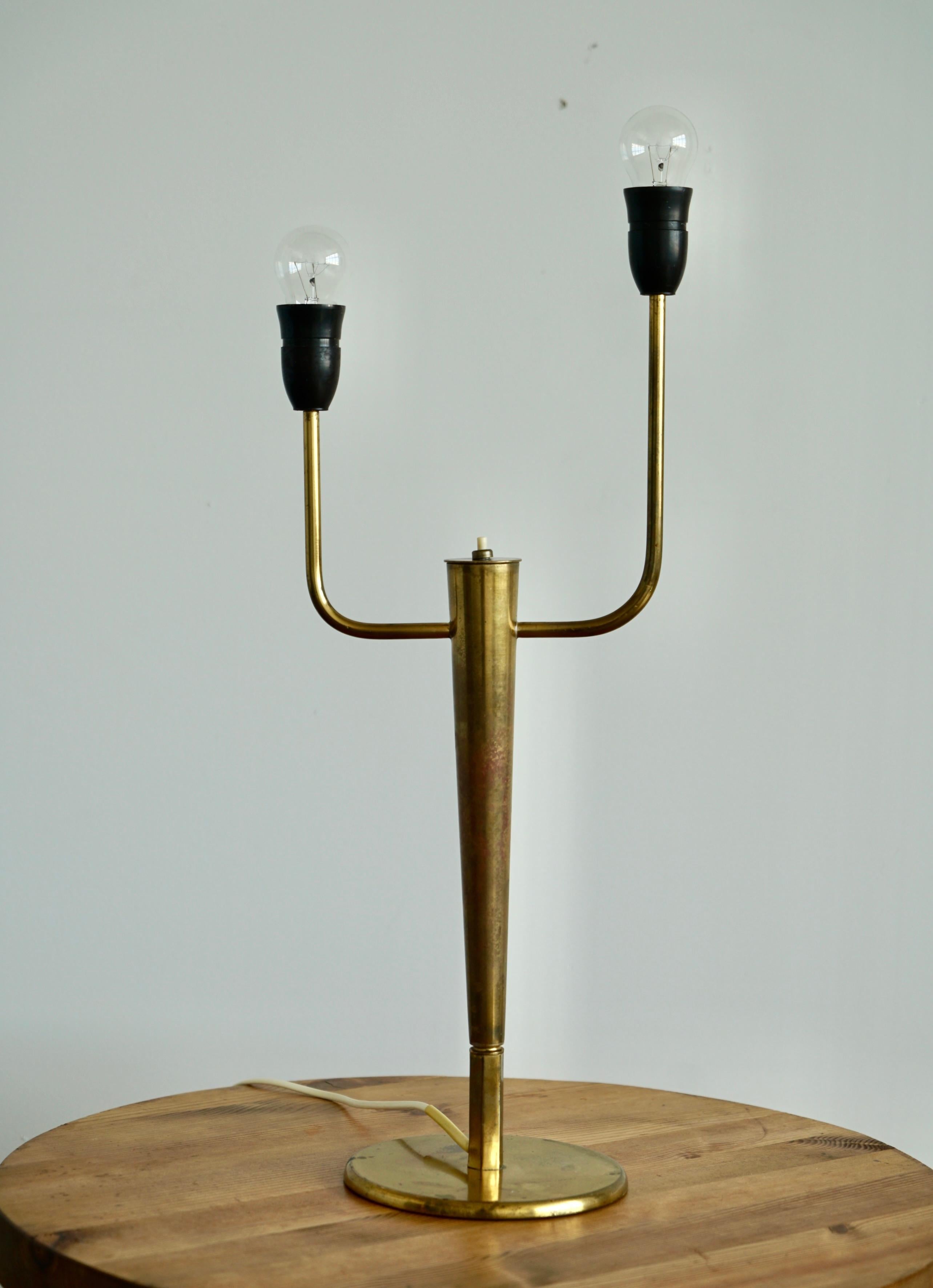 Rara lámpara de mesa  por Paavo Tynell para Taito Oy mediados del siglo XX en venta
