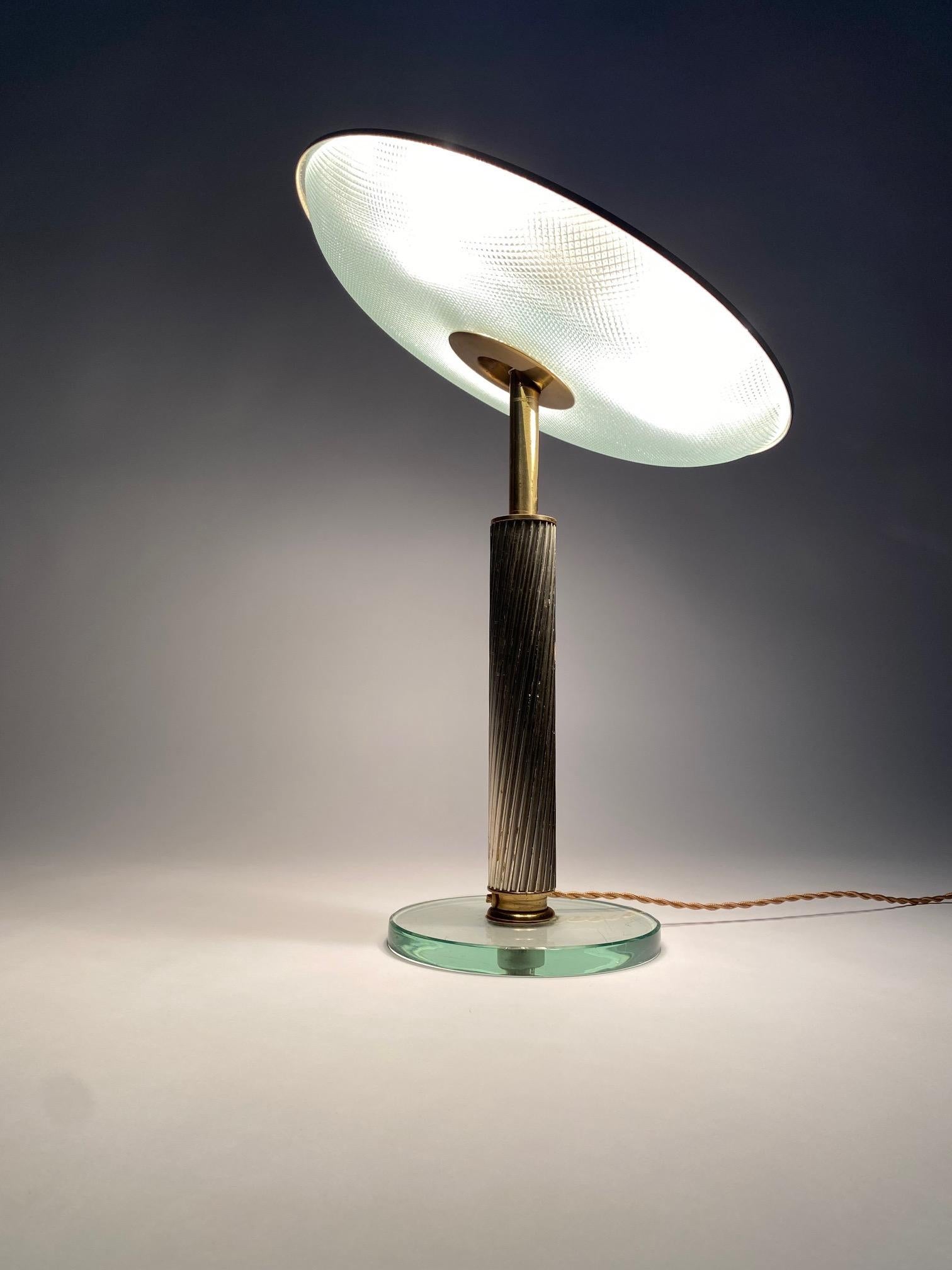 Rare et monumentale lampe de table créée par le célèbre designer Pietro Chiesa pour Fontana Arte, Italie, années 1940.

C'est l'une des lampes les plus emblématiques du design italien des années 1940, élégante et précieuse mais en même temps sobre
