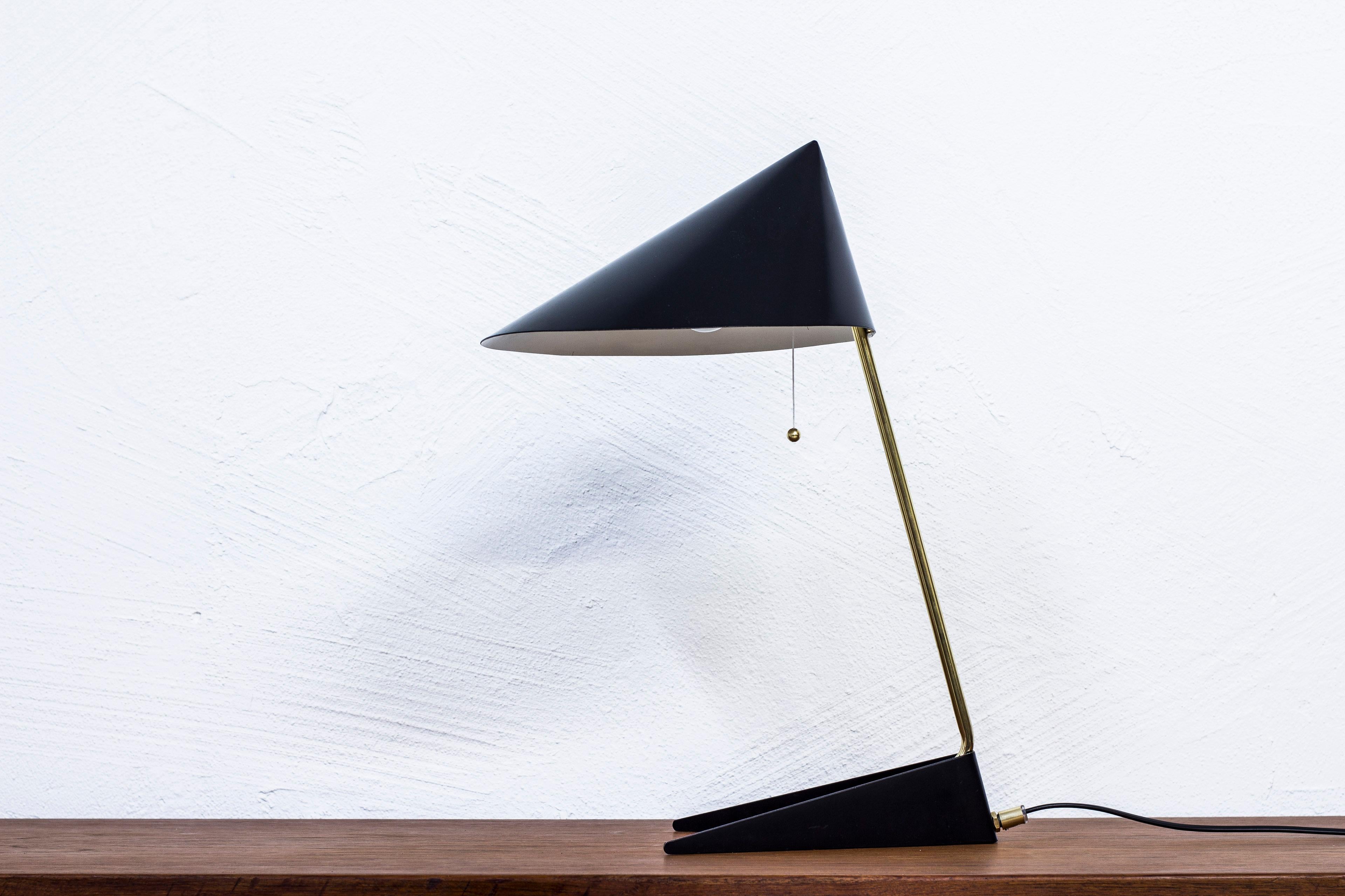 Very rare table lamp designed by Svend Aage Holm Sørensen in 1954 for RAAK Amsterdam. This version produced on license for Swedish company ASEA in the second half of the 1950s. Polished brass with lacquered metal shades. String light switch with