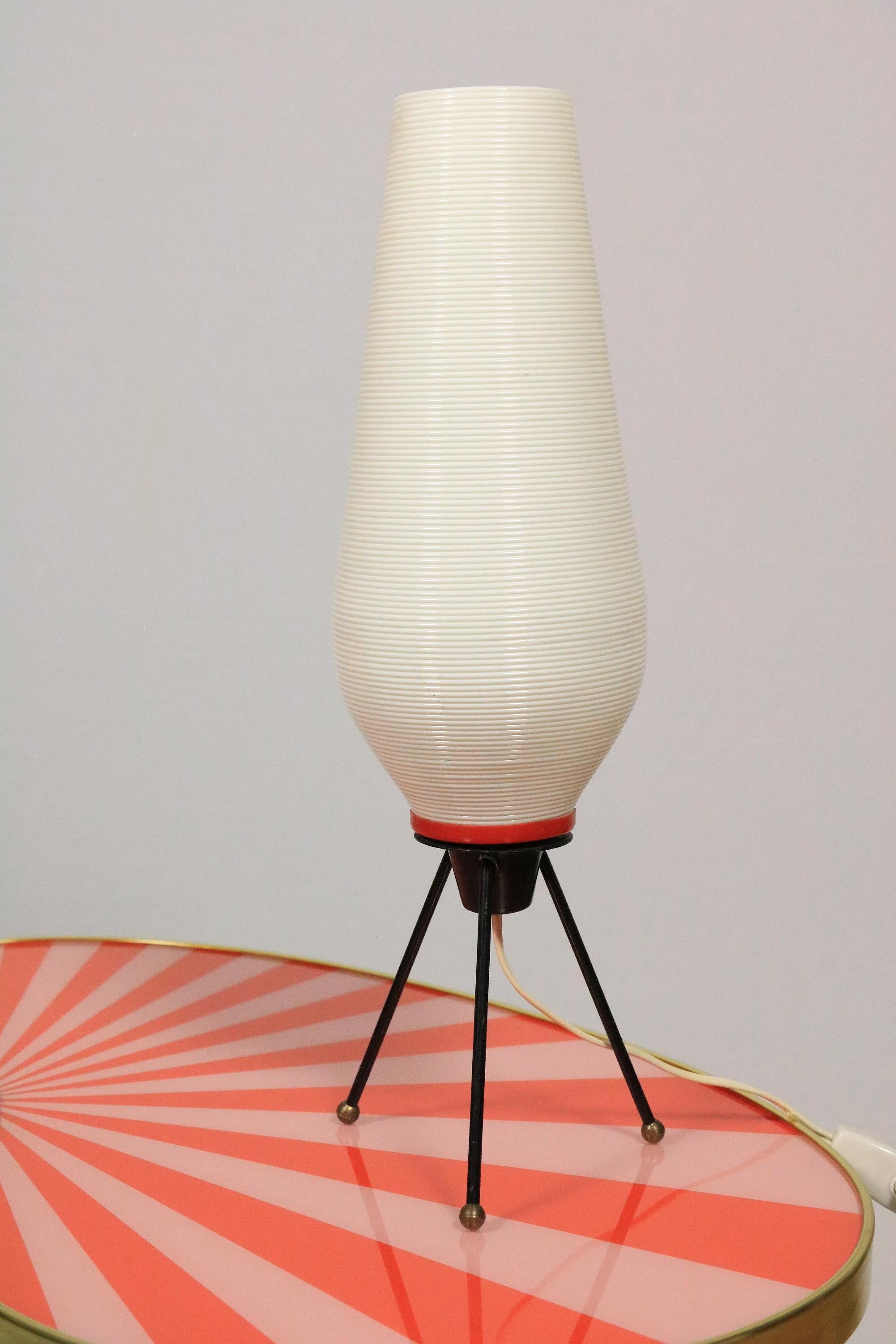 Cette ravissante petite lampe de table est issue du design de Yasha Heifetz pour Rotaflex.

L'abat-jour en plastique, avec des rainures étroites, est typique.

Il fait une lumière merveilleuse et grâce à ses trois pieds, il semble très délicat,