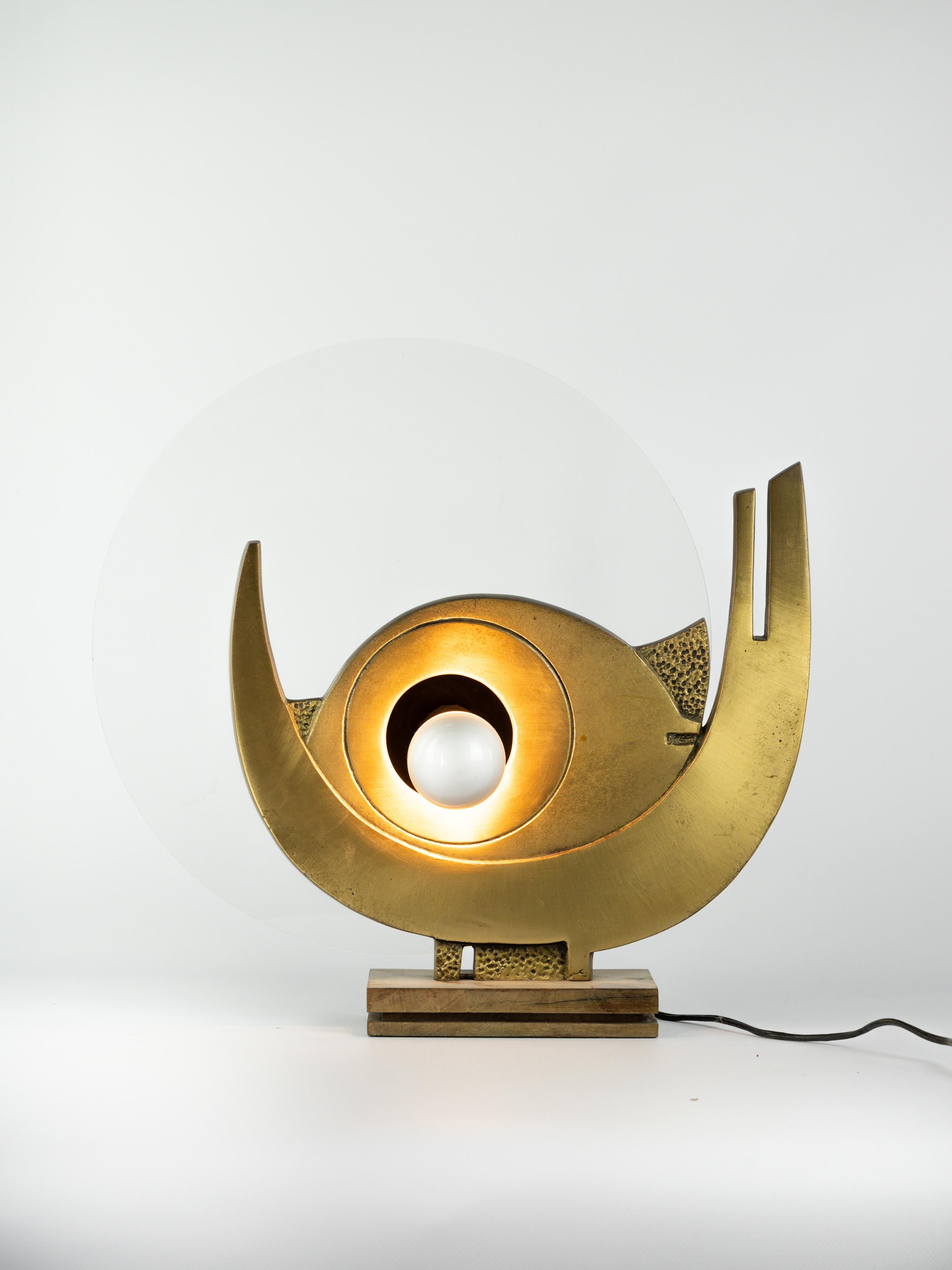 Rare lampe de table en bronze, plexiglas et bois conçue par Giuseppe Calonaci. 

Italie circa 1970

Fiche UE

Plus d'informations sur demande 