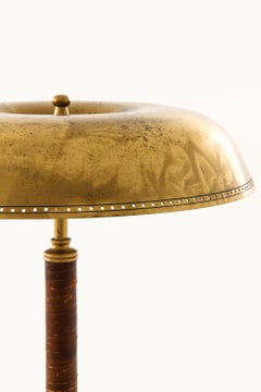 Rara lámpara de mesa en latón y cuero, años 50