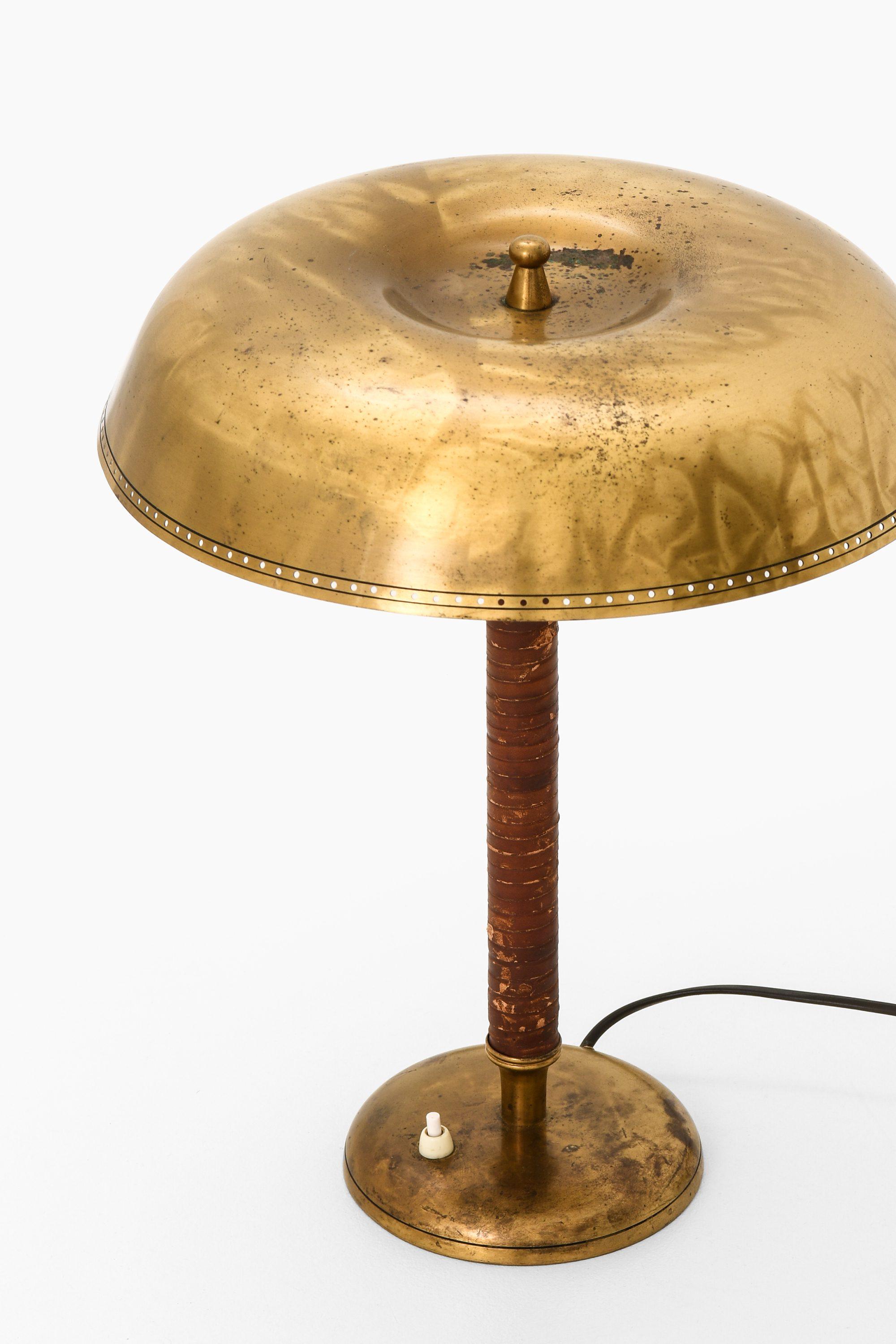 Seltene Tischlampe aus Messing und Leder, 1950er Jahre (Moderne der Mitte des Jahrhunderts) im Angebot