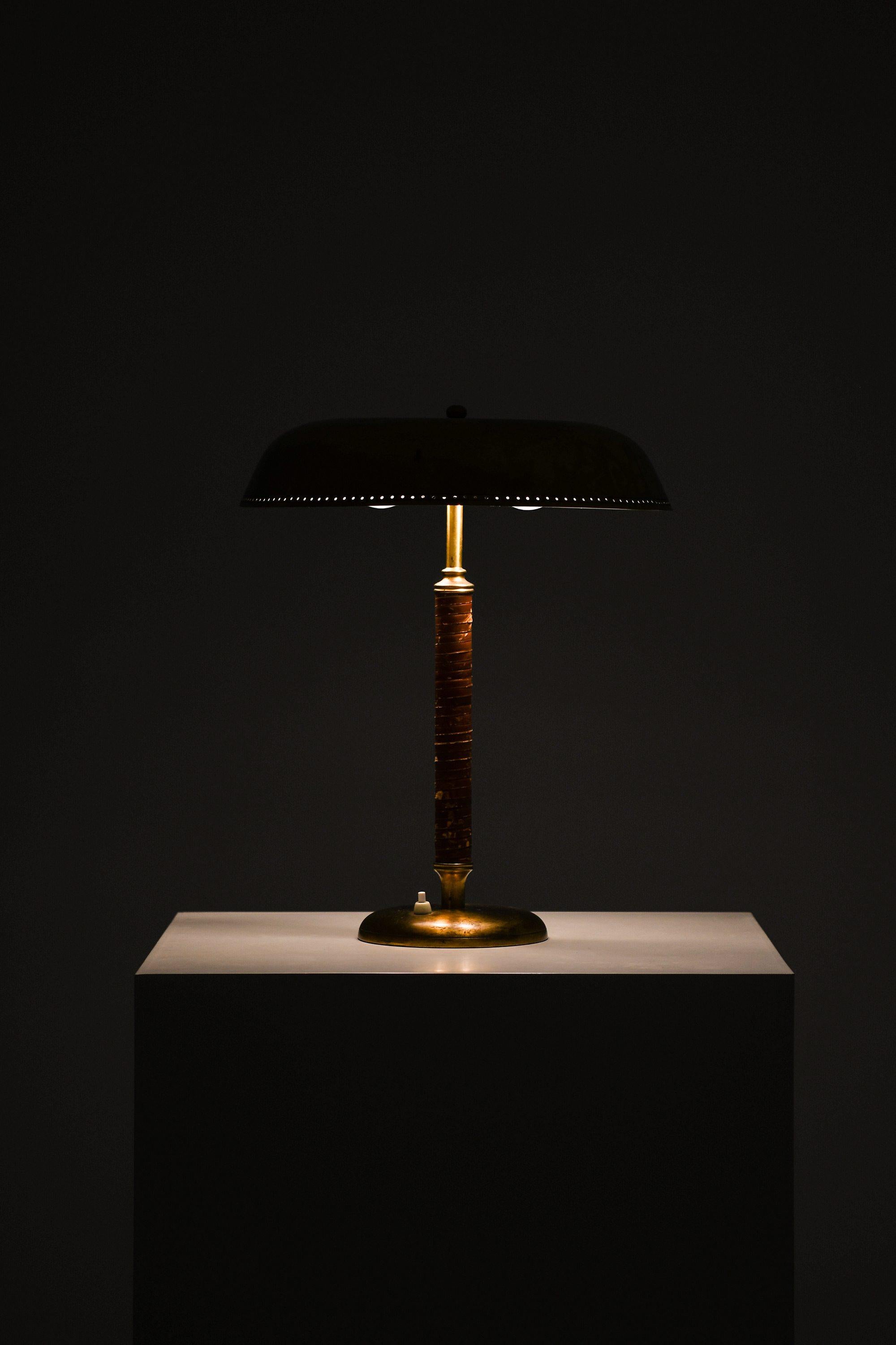 Seltene Tischlampe aus Messing und Leder, 1950er Jahre (Schwedisch) im Angebot