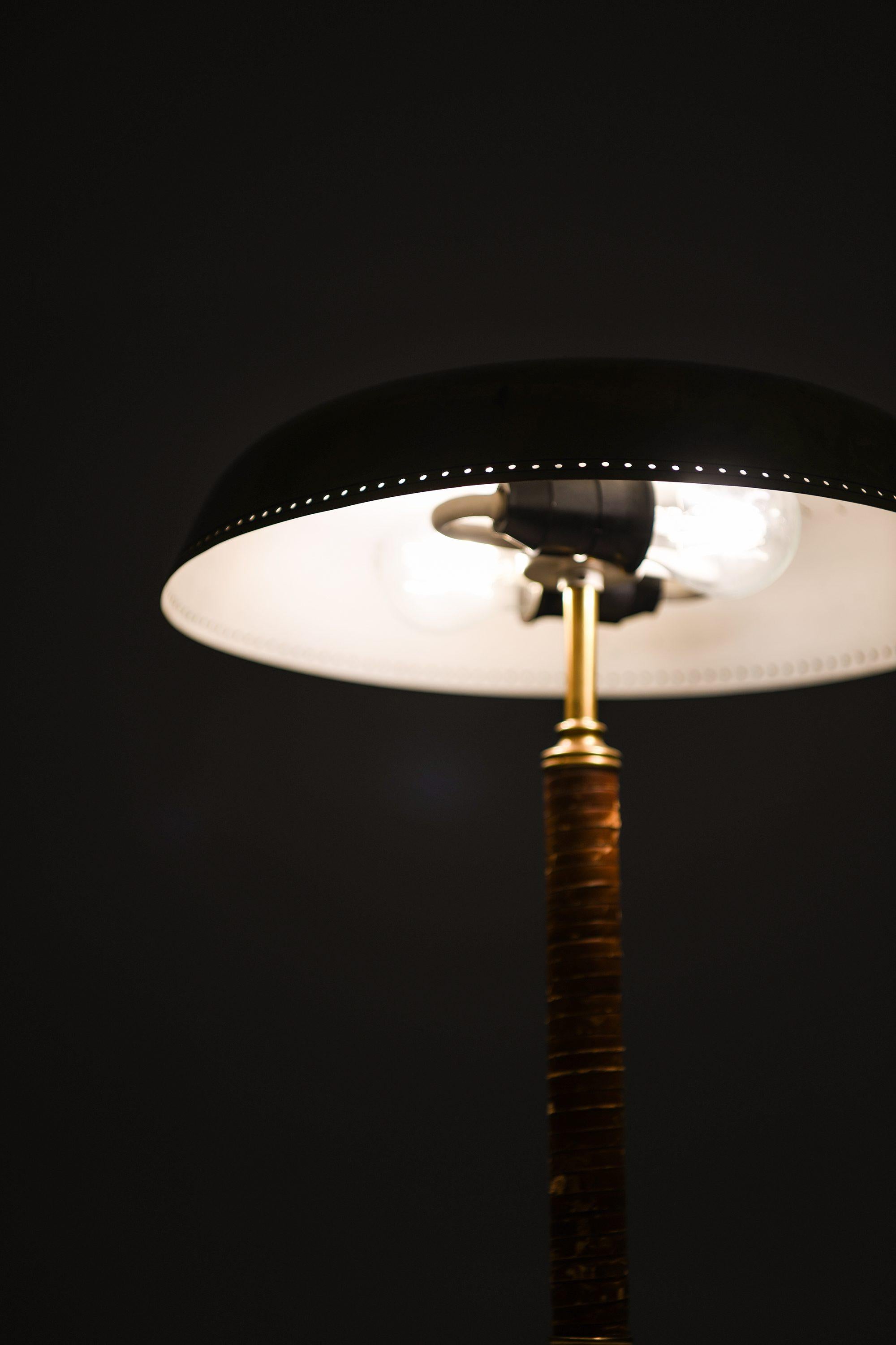 Seltene Tischlampe aus Messing und Leder, 1950er Jahre im Zustand „Gut“ im Angebot in Limhamn, Skåne län