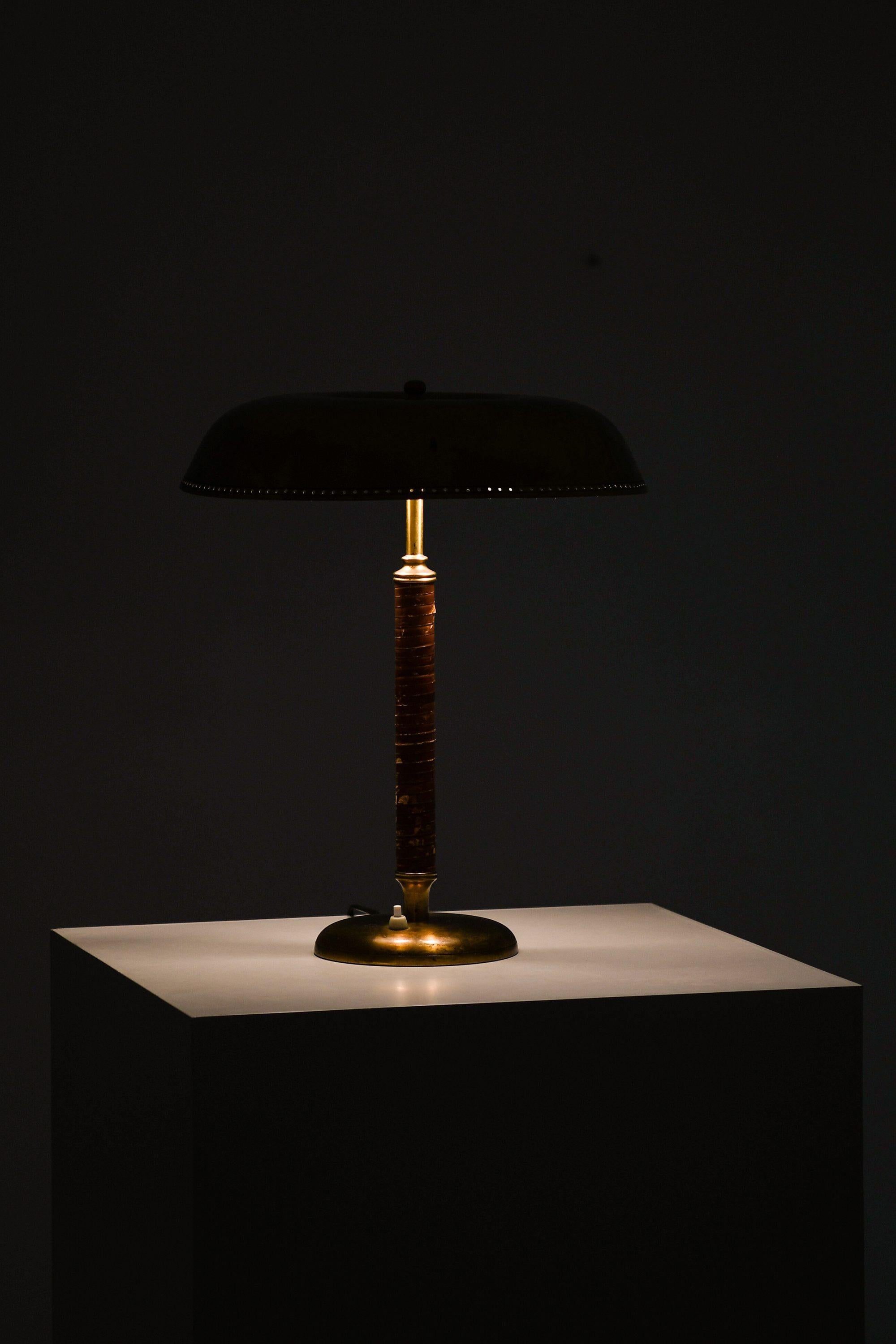 Seltene Tischlampe aus Messing und Leder, 1950er Jahre (20. Jahrhundert) im Angebot