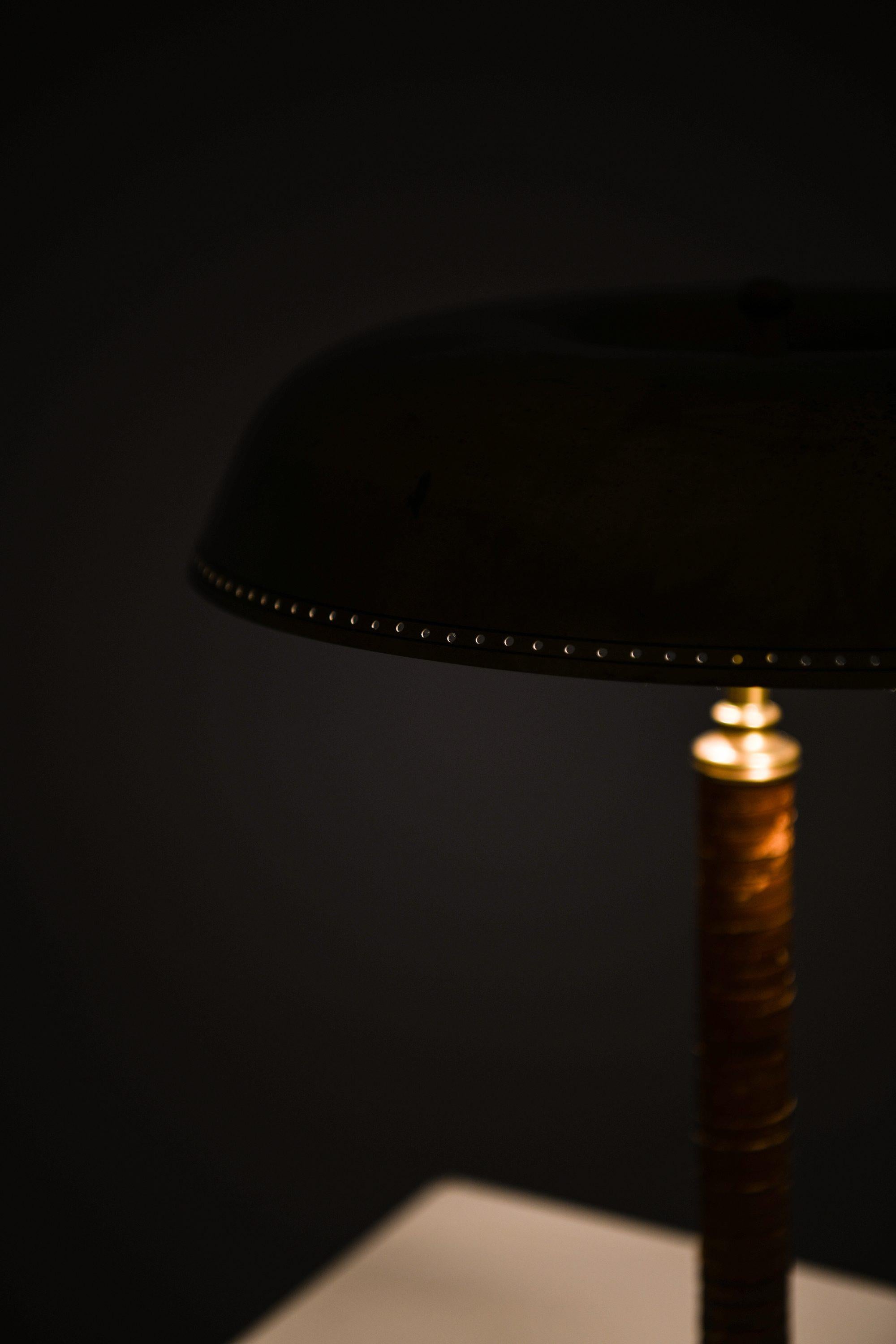 Seltene Tischlampe aus Messing und Leder, 1950er Jahre im Angebot 1