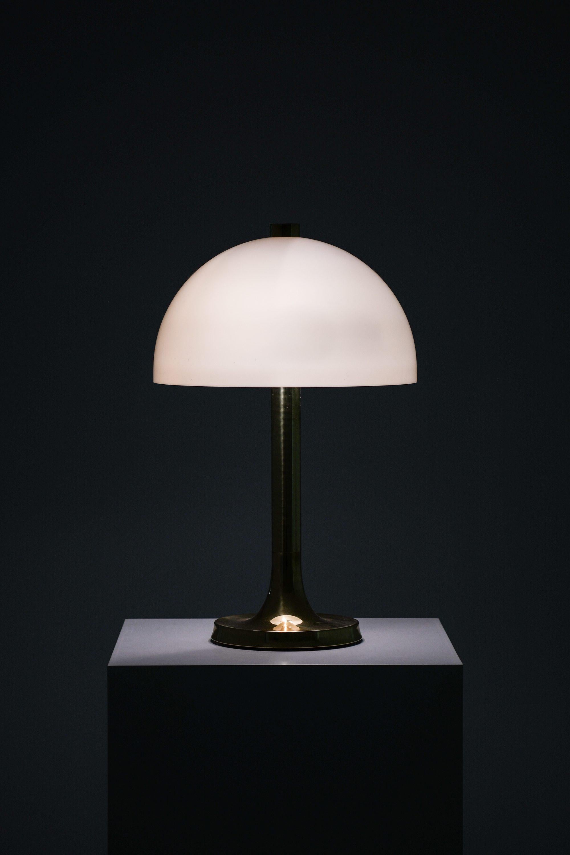 Rare Table Lamp in Brass and Original Lamp Shade, 1950's

Additional Information:
Material: Brass and original lamp shade
Style: Mid century, Scandinavian
Produced by Falkenbergs belysning in Sweden
Dimensions (W x D x H): 40 x 40 x 62 cm