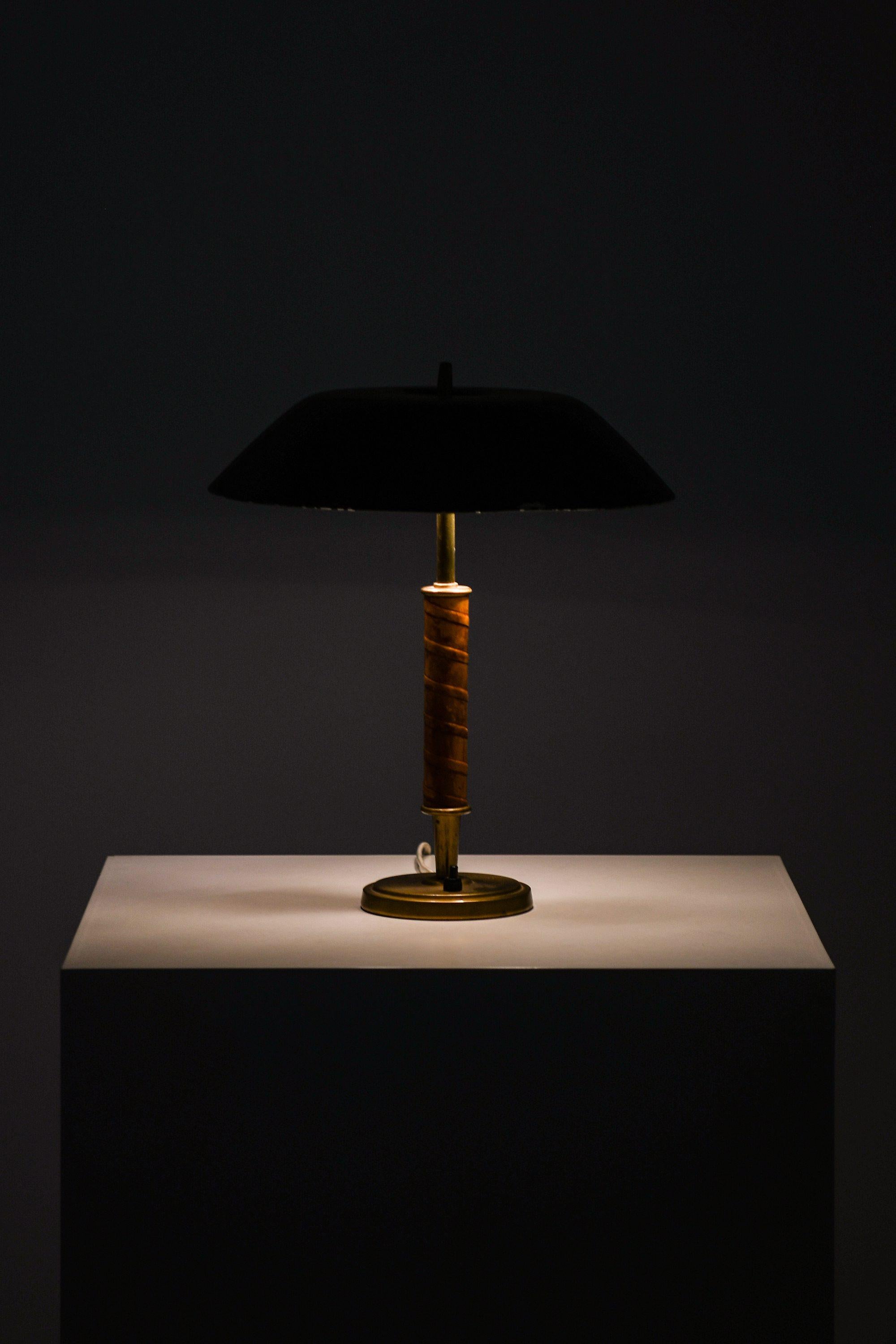 Rara lampada da tavolo in ottone, pelle e paralume originale, anni '50

Informazioni aggiuntive:
Materiale: Ottone, pelle e paralume originale
Stile: Metà secolo, Scandinavo
Prodotto da Falkenbergs Belysning AB in Svezia
Dimensioni (L. x P. x H.):
