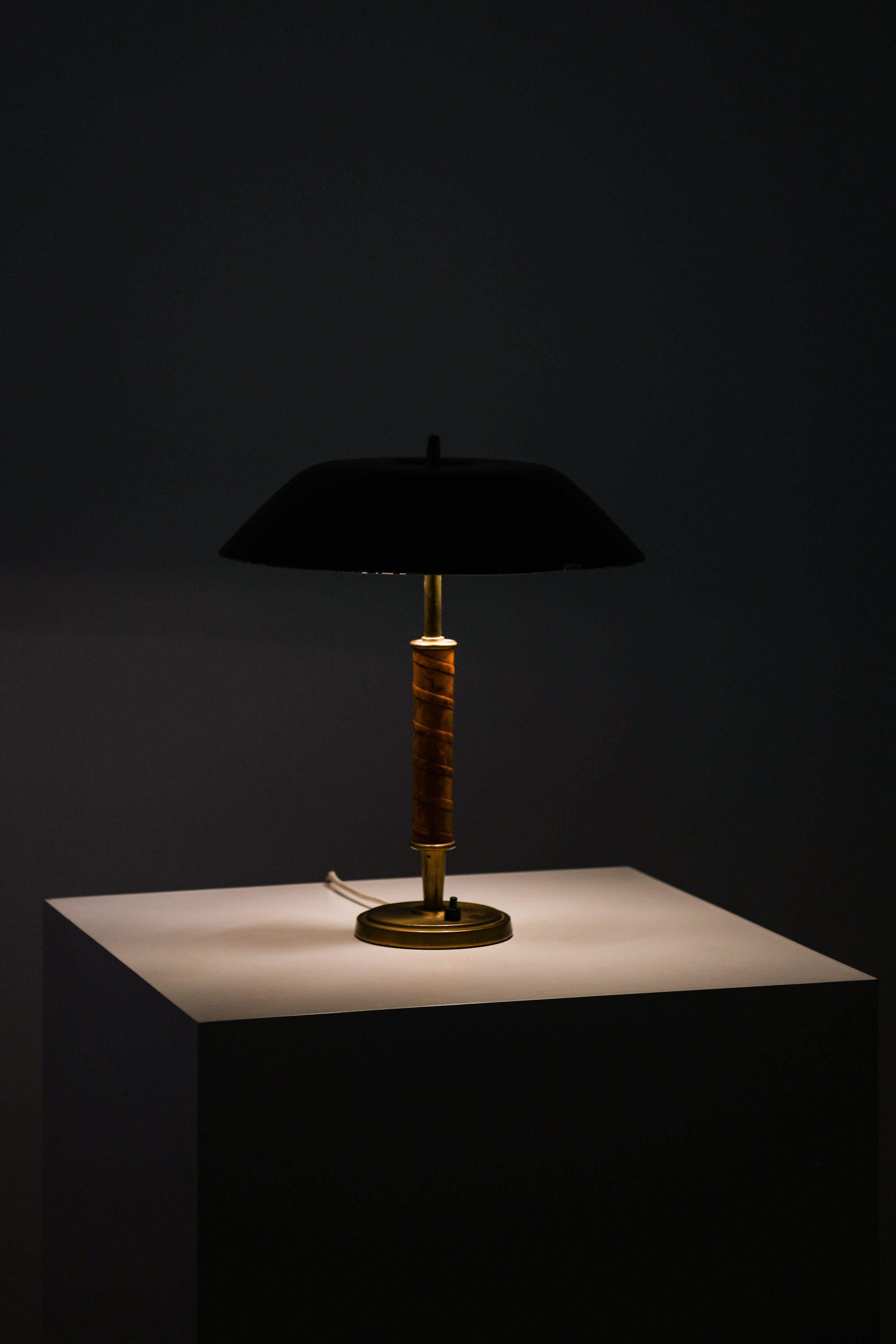 Mid-Century moderno Rara lampada da tavolo in ottone, pelle e paralume originale, anni '50 in vendita