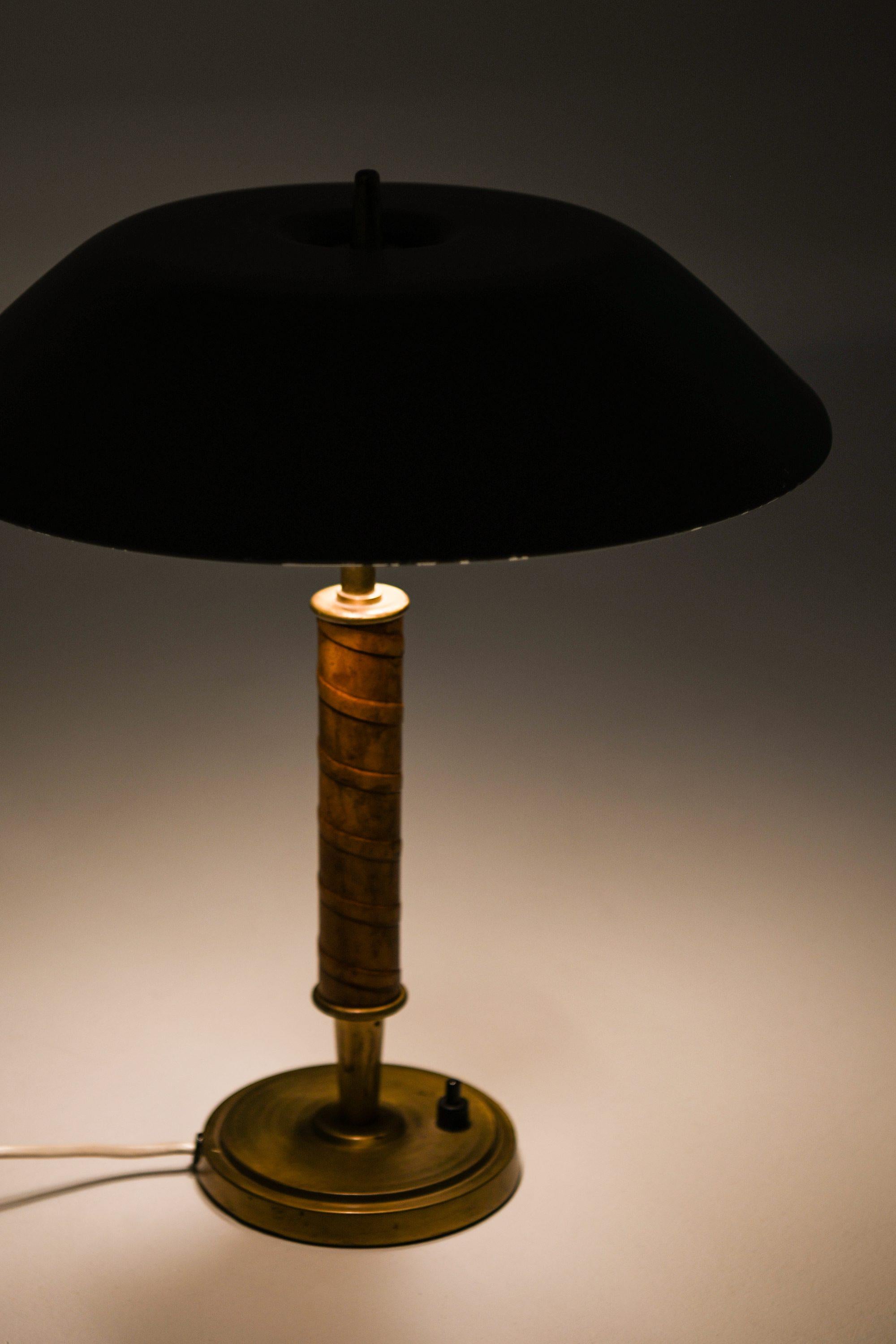 Svedese Rara lampada da tavolo in ottone, pelle e paralume originale, anni '50 in vendita