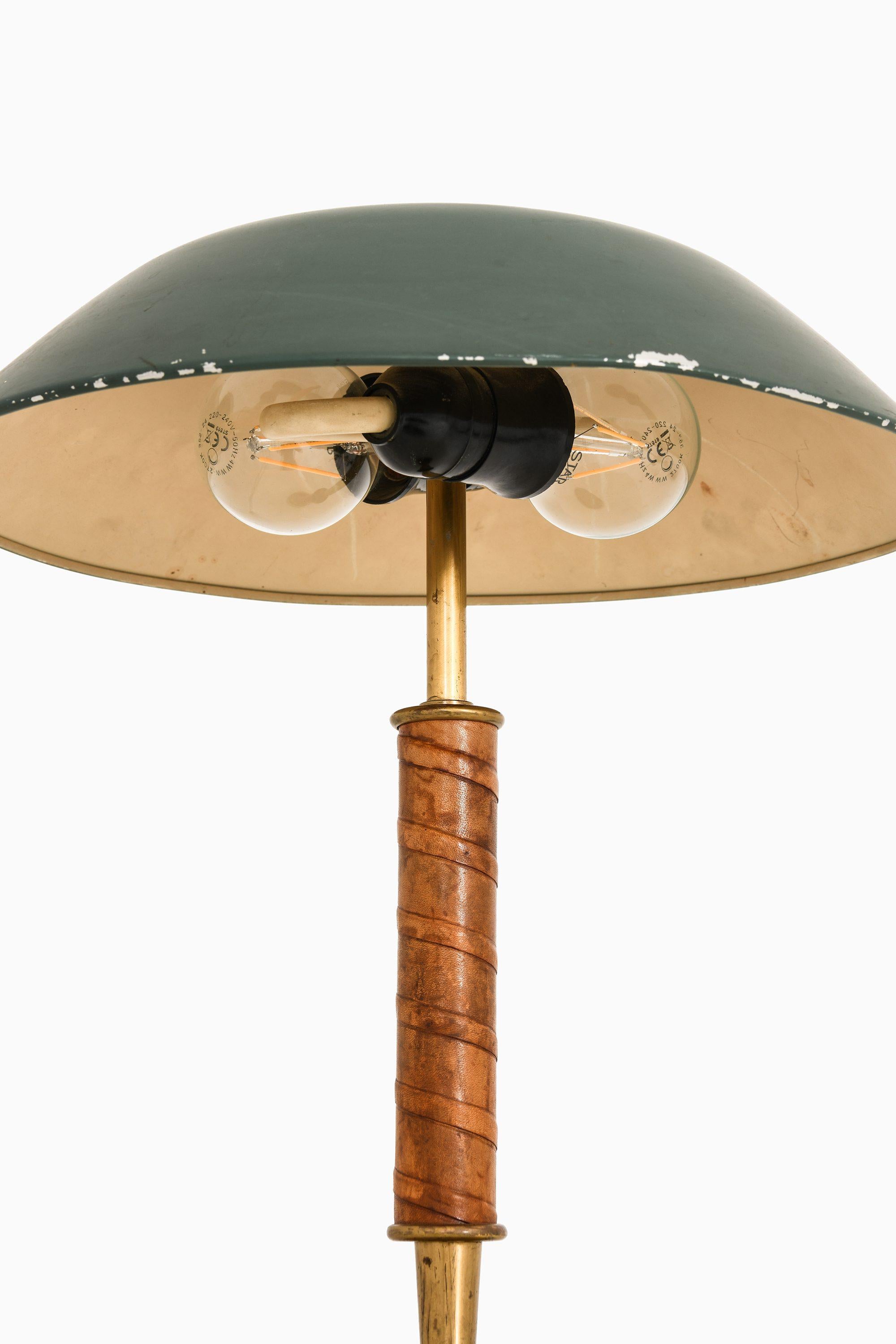 Rara lampada da tavolo in ottone, pelle e paralume originale, anni '50 In condizioni buone in vendita a Limhamn, Skåne län