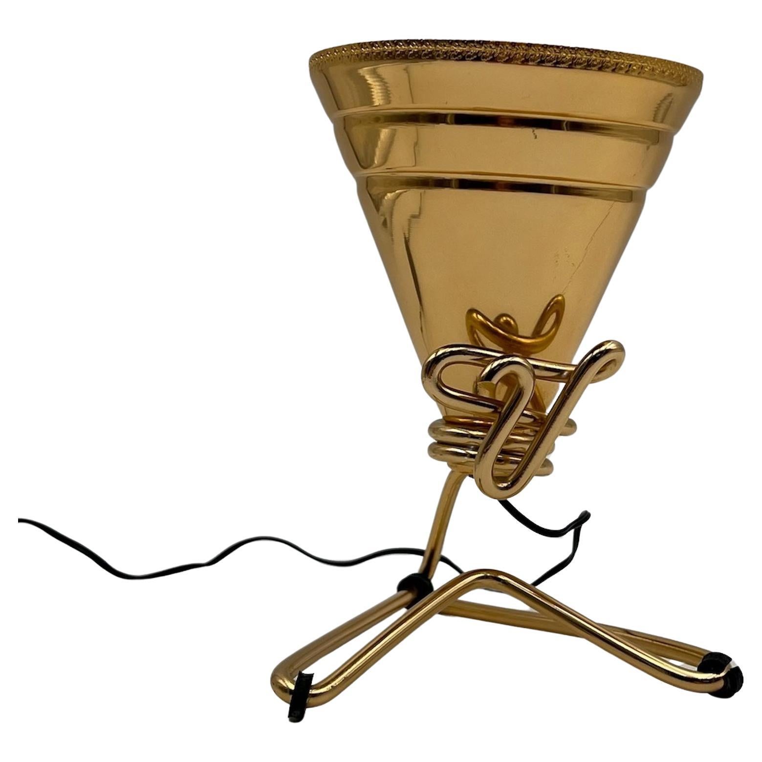 Seltene und ikonische Lampe, die von dem kreativen Genie Ettore Sottsass entworfen und von Rinnovel hergestellt wurde. Unverwechselbarer konischer Lampenschirm aus Aluminium mit einer glänzenden goldenen Farbe, getragen von einem Metallrahmen, der