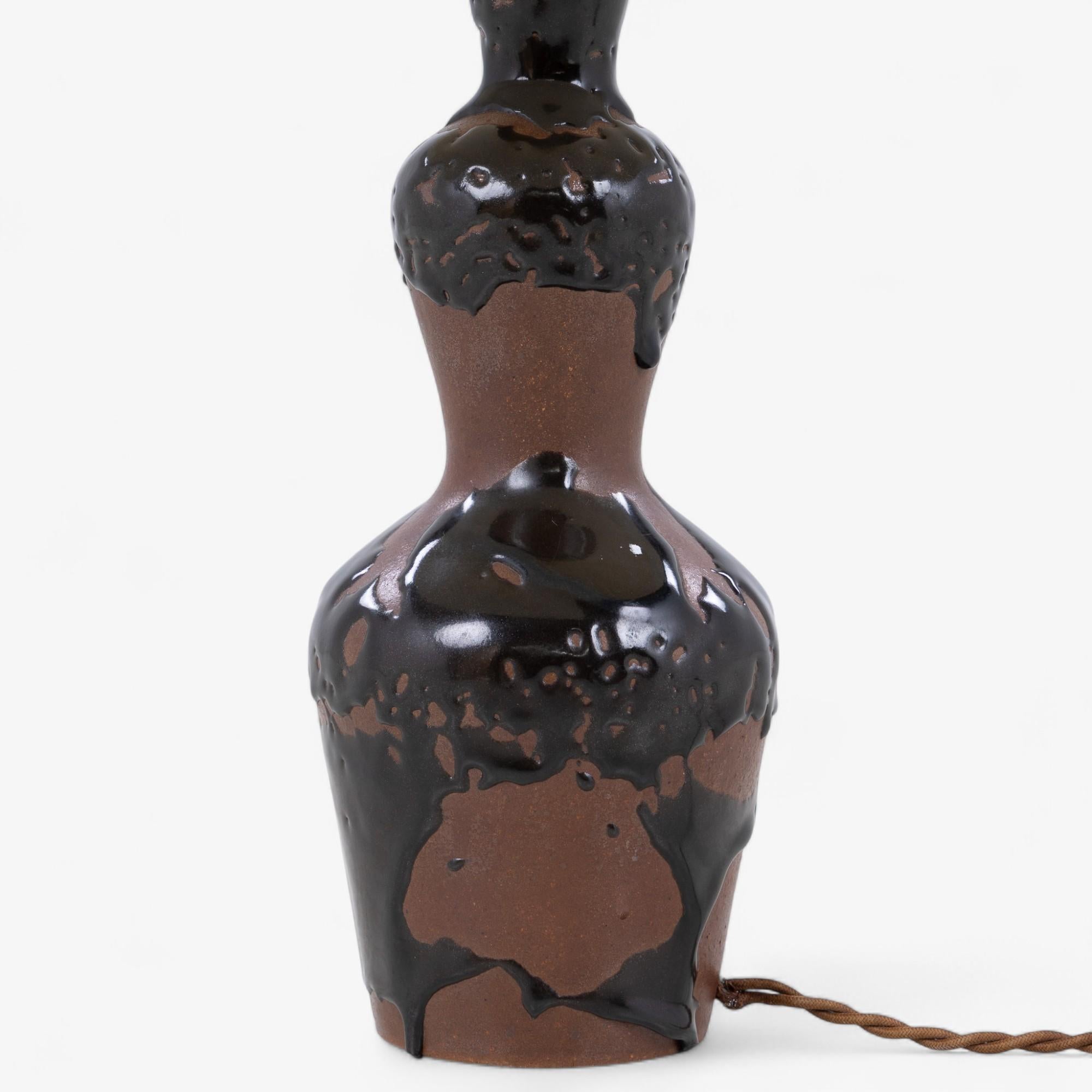 Seltene Tischlampe aus Steingut mit rötlich-brauner Glasur und Olivin-Glasur mit gefaltetem Papierschirm. Entworfen im Jahr 1944. Unterschrieben.