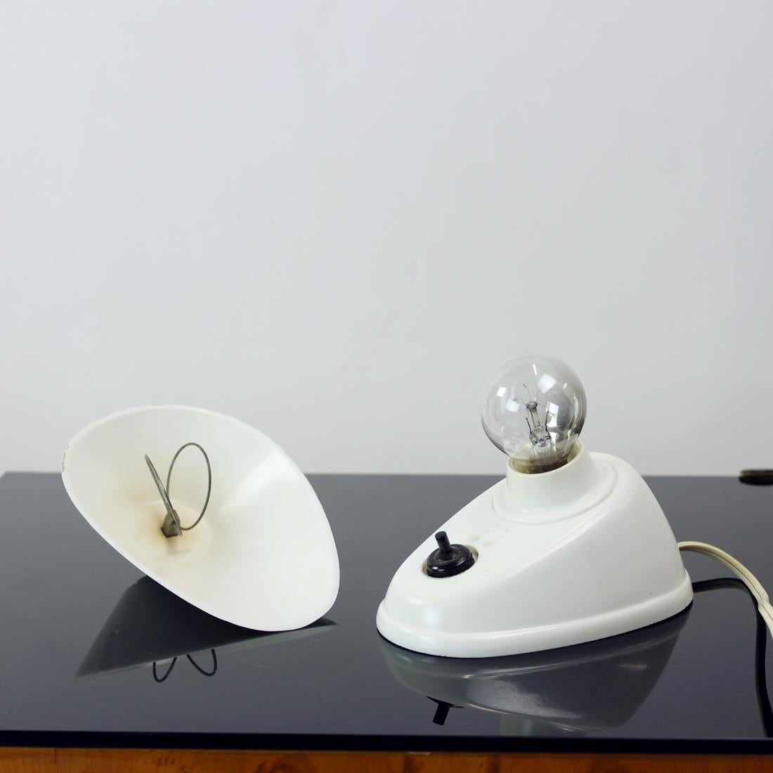 Rare lampe de bureau en bakélite blanche par l'équipe du Bauhaus, années 1930 en vente 6