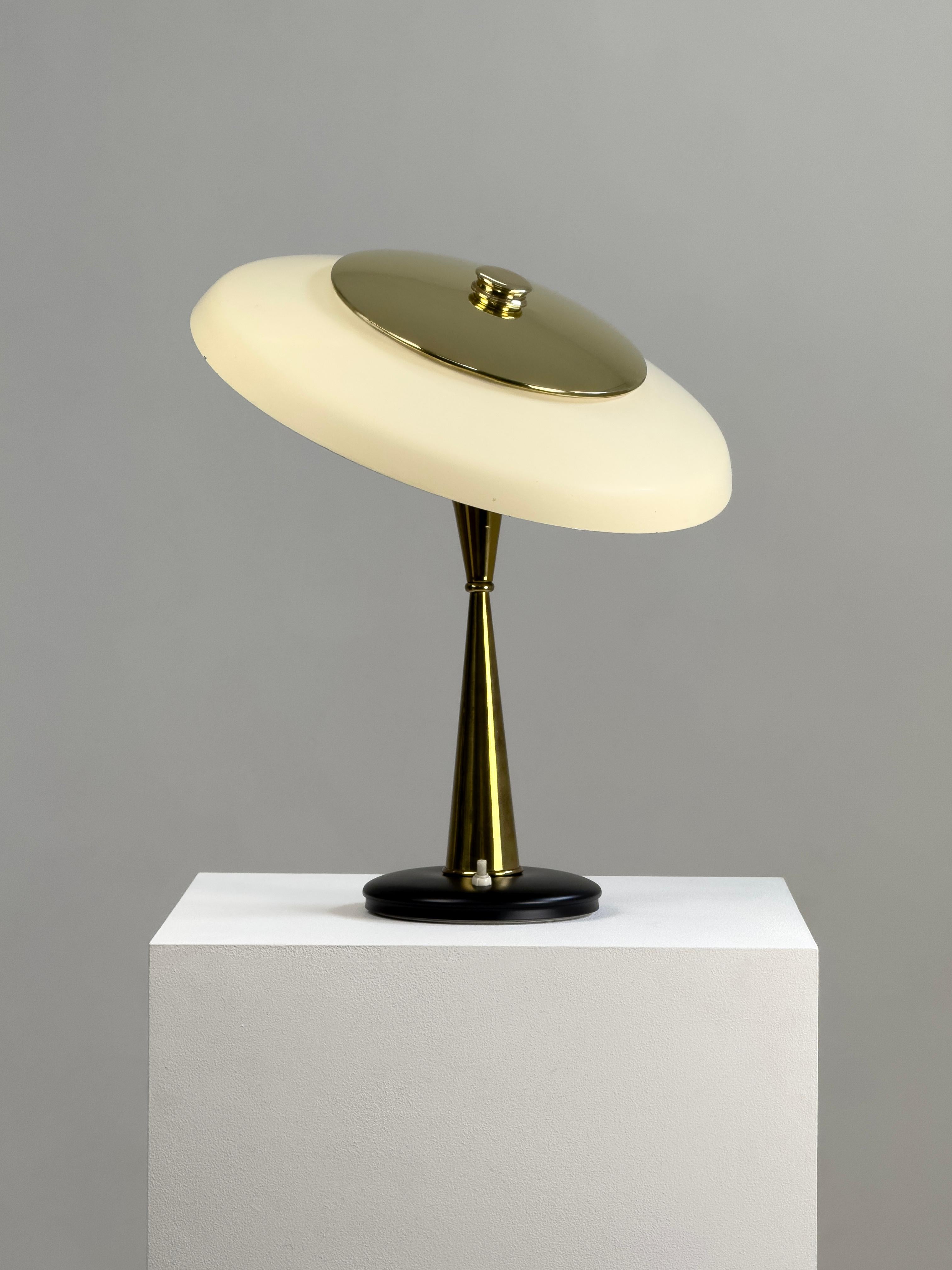 Lampe de table modèle 442, conçue par le célèbre designer italien Oscar Torlasco et produite par LUMI Milano en 1957. Cette pièce emblématique incarne l'élégance raffinée et l'esprit novateur du design italien du milieu du siècle, fusionnant