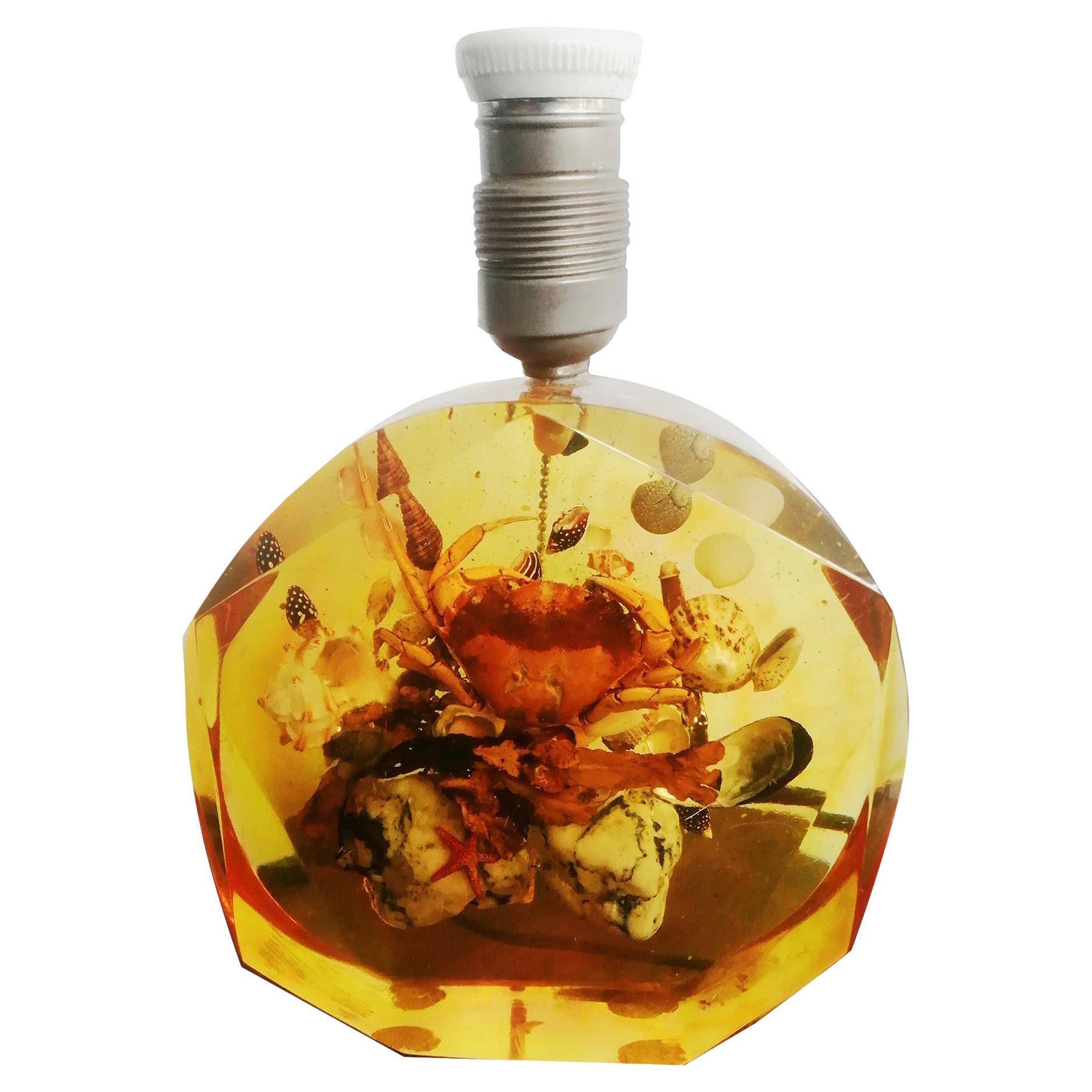  Das ist sehr selten und nicht üblich. Tischlampe aus der Mitte des Jahrhunderts aus Harz mit Muscheln und Meeresfrüchten im Inneren. Krabben und Schalentiere, natürliche Sandkrabbe, konserviert in einem Harzblock

sehr spezielle und originelle