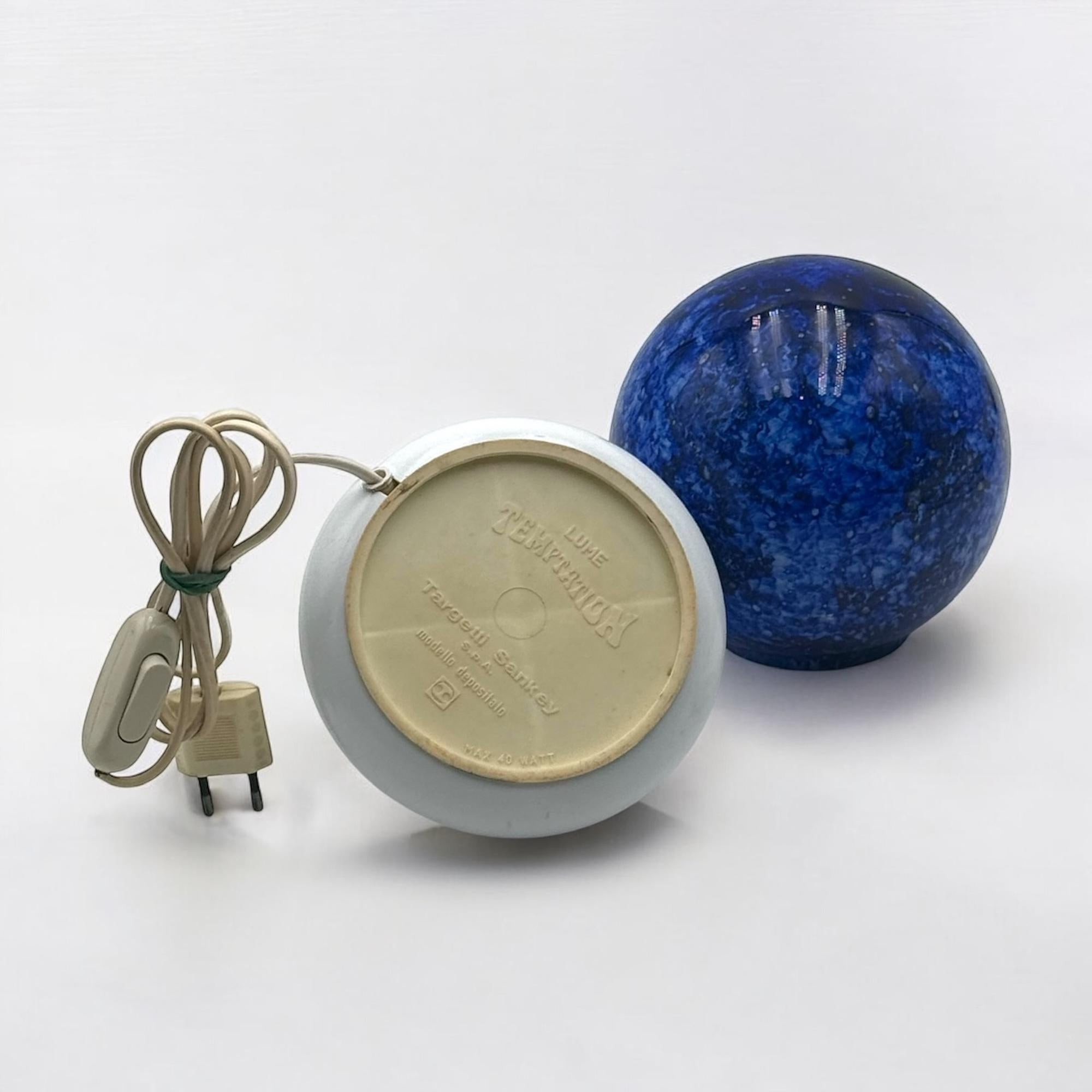 Rare lampe de table 'Temptation' par Targetti Sankey - 70s Blue Speckled Glass Globe en vente 3