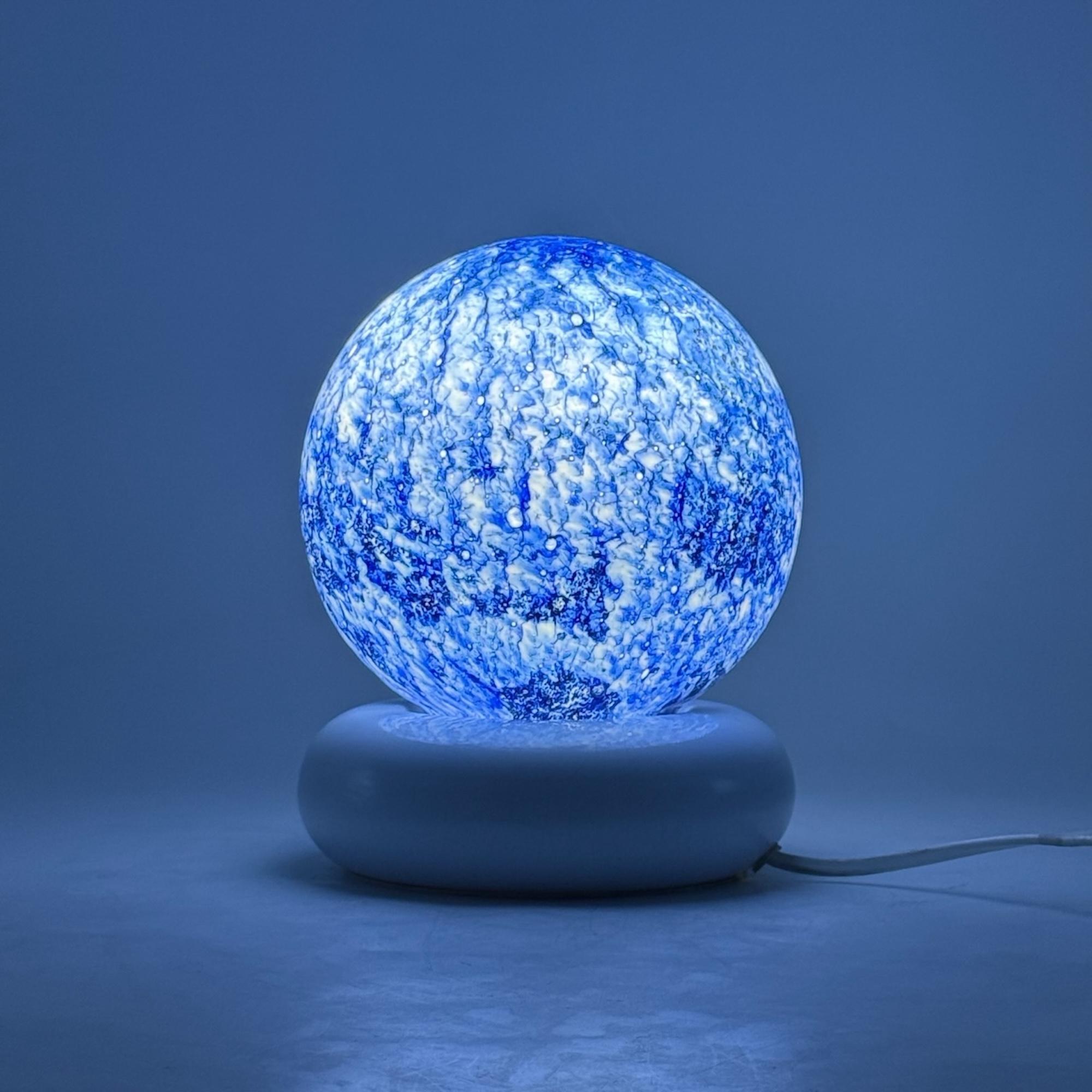 italien Rare lampe de table 'Temptation' par Targetti Sankey - 70s Blue Speckled Glass Globe en vente