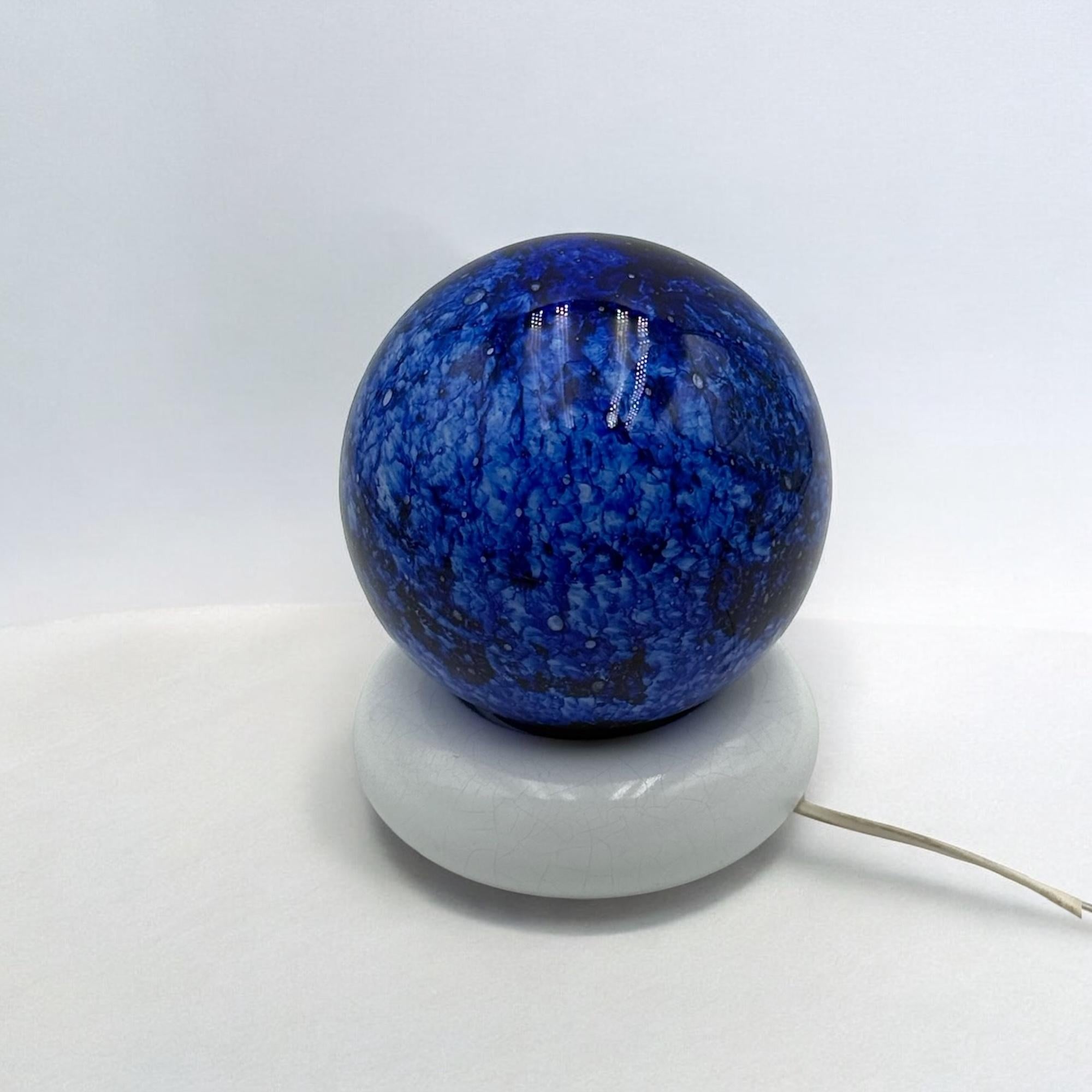 Fin du 20e siècle Rare lampe de table 'Temptation' par Targetti Sankey - 70s Blue Speckled Glass Globe en vente
