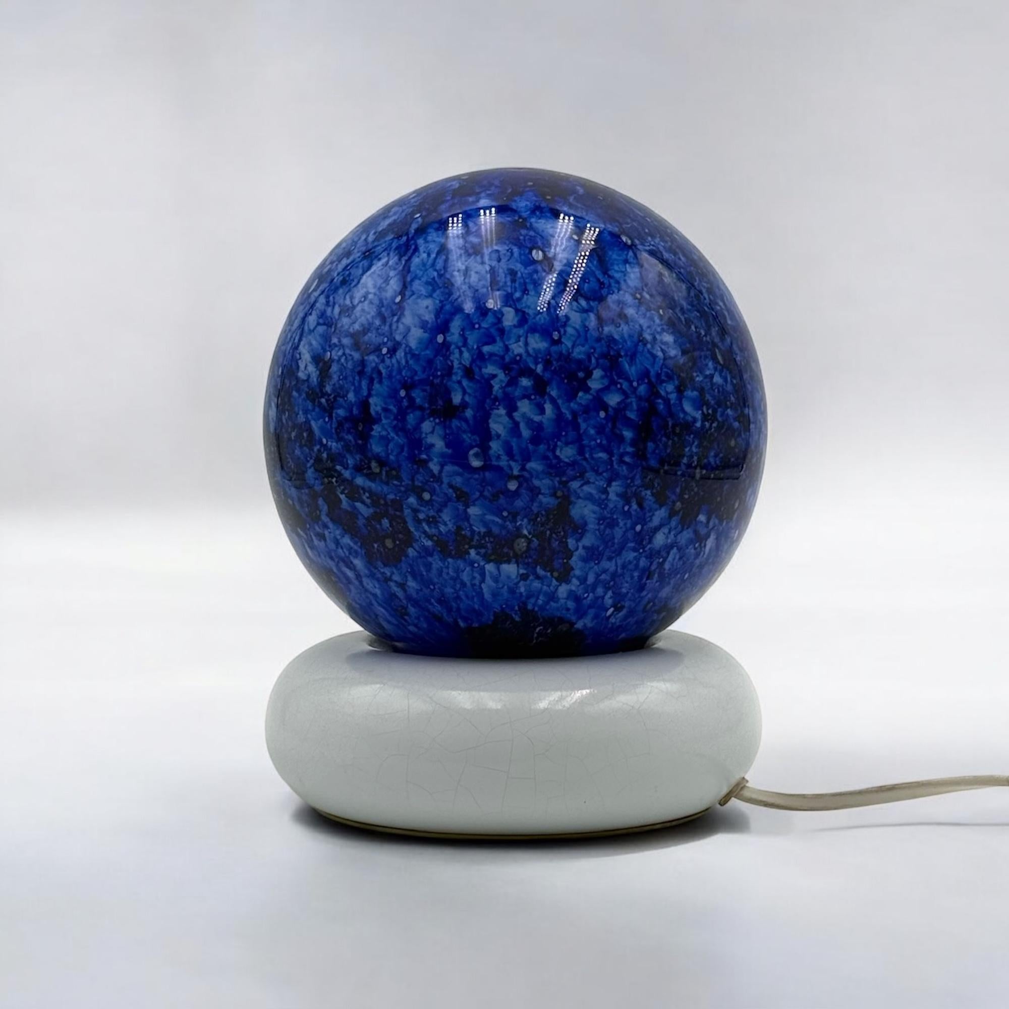 Métal Rare lampe de table 'Temptation' par Targetti Sankey - 70s Blue Speckled Glass Globe en vente
