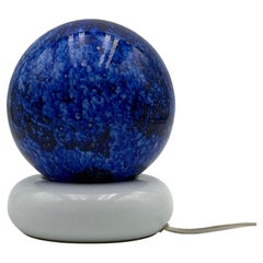 Seltene Tischlampe 'Temptation' von Targetti Sankey - 70er Jahre Blau gesprenkelte Glaskugel
