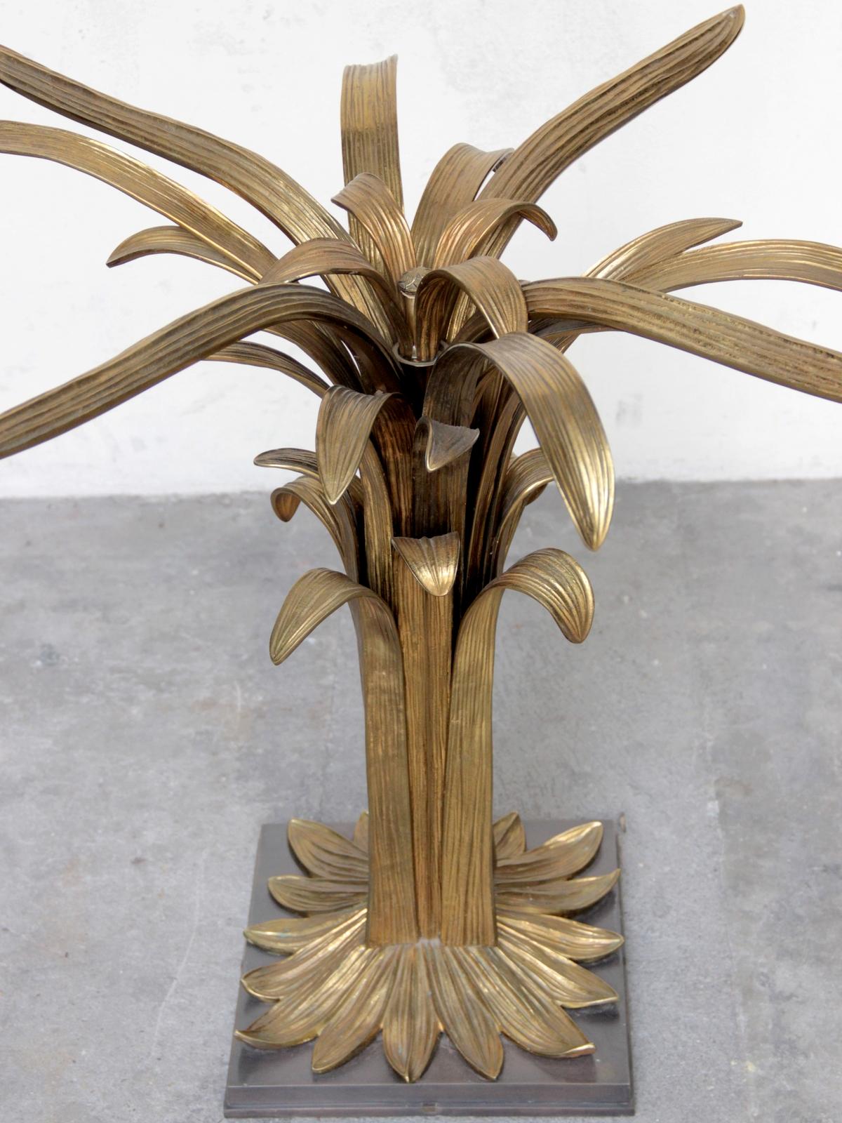 Rare table designed by Chrystiane Charles and made by Maison Charles, circa 1970.
It's composed of two bases, each representing a bouquet of water leaves in gilded and patinated solid bronze, fixed on a brass base with blackened nickel finish.