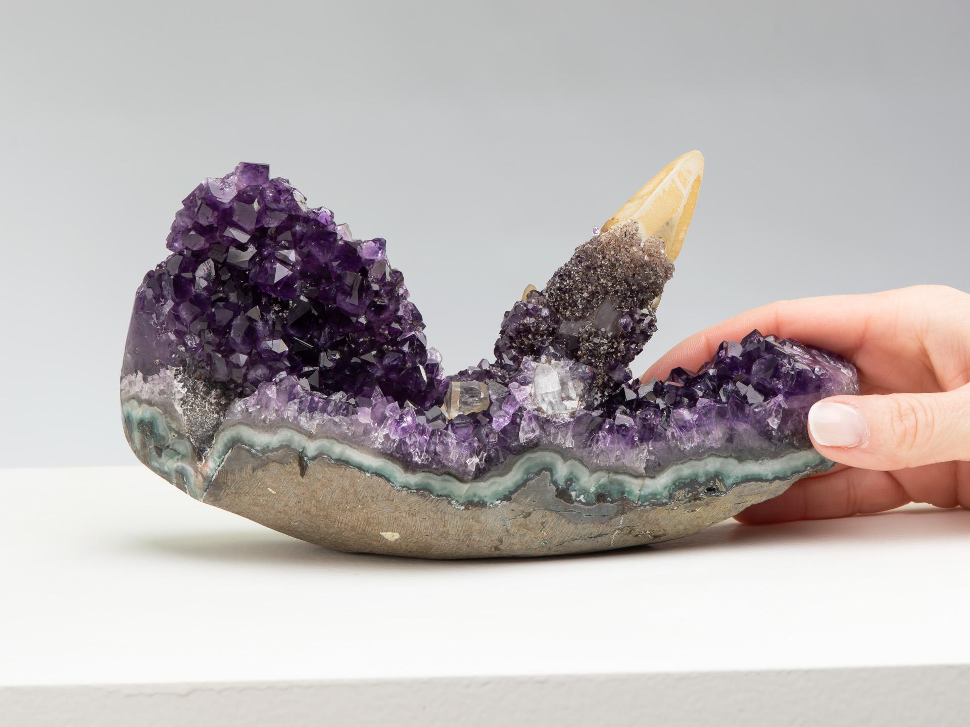 Uruguayen Rare forme d'améthyste de table avec goethite de Calcite et quartz en vente