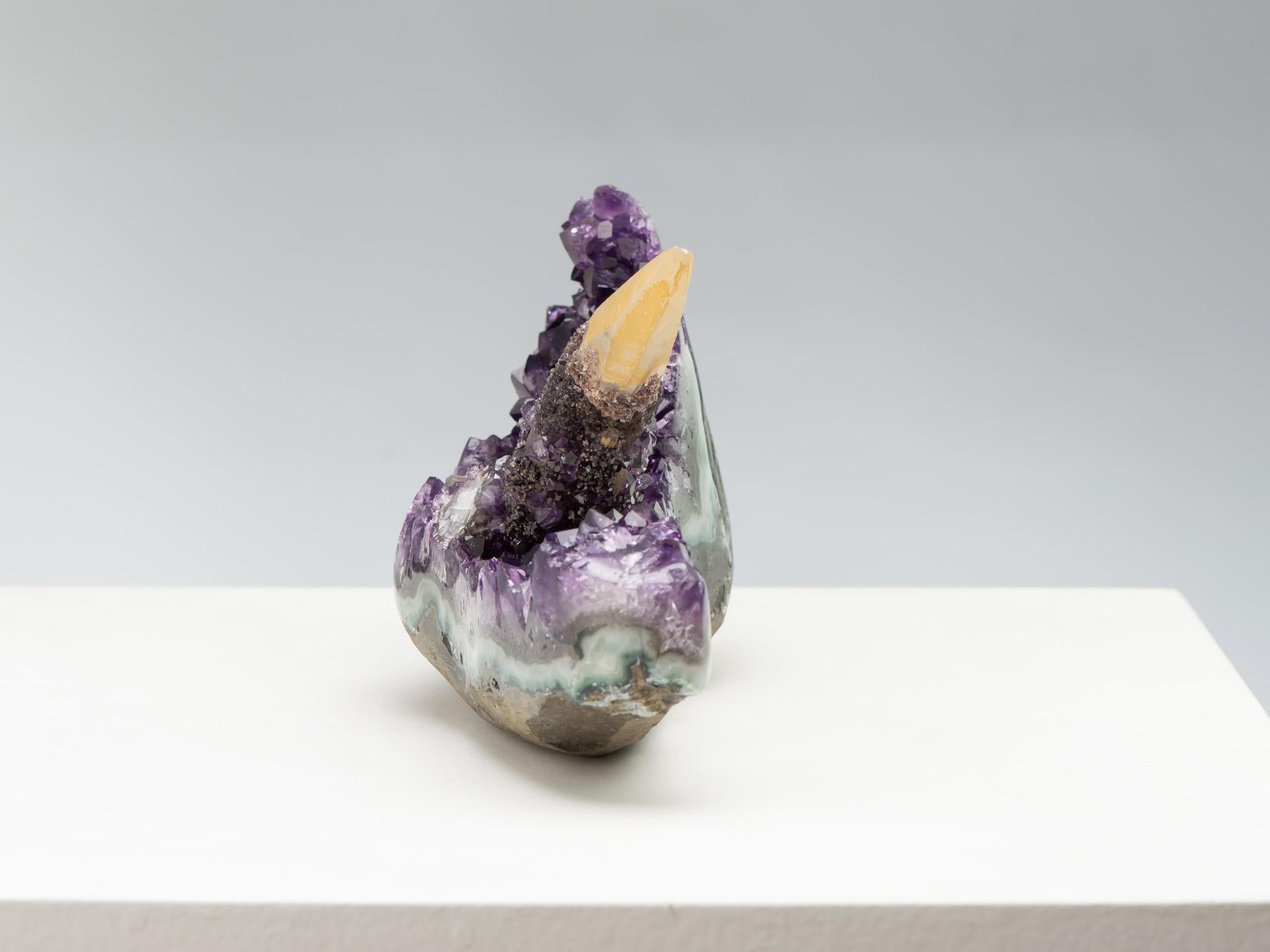 Rare forme d'améthyste de table avec goethite de Calcite et quartz Excellent état - En vente à London, GB