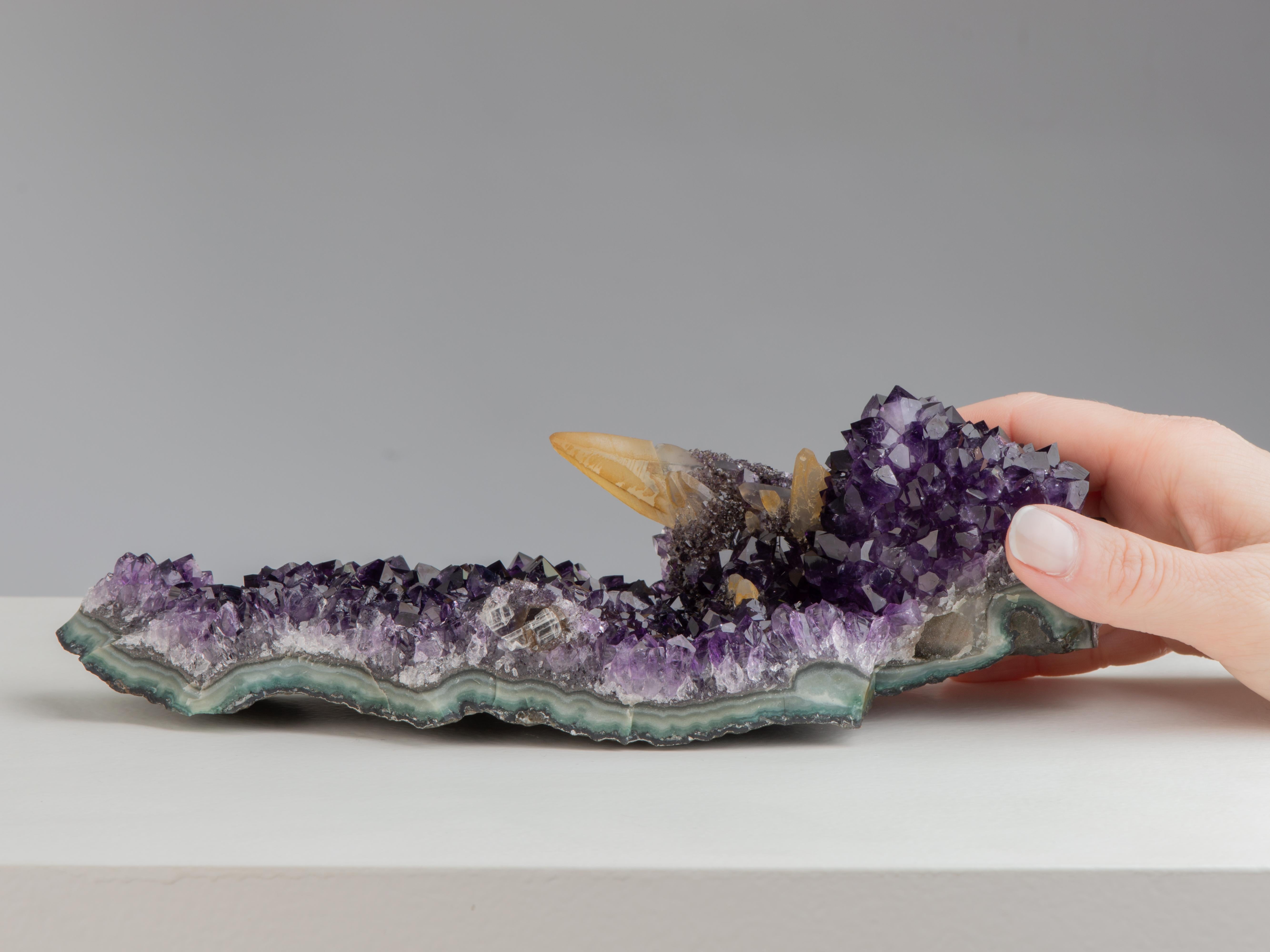 Seltene Tischplatte Amethyst-Formation mit Calcites Goethit & Quarz (Uruguayisch) im Angebot