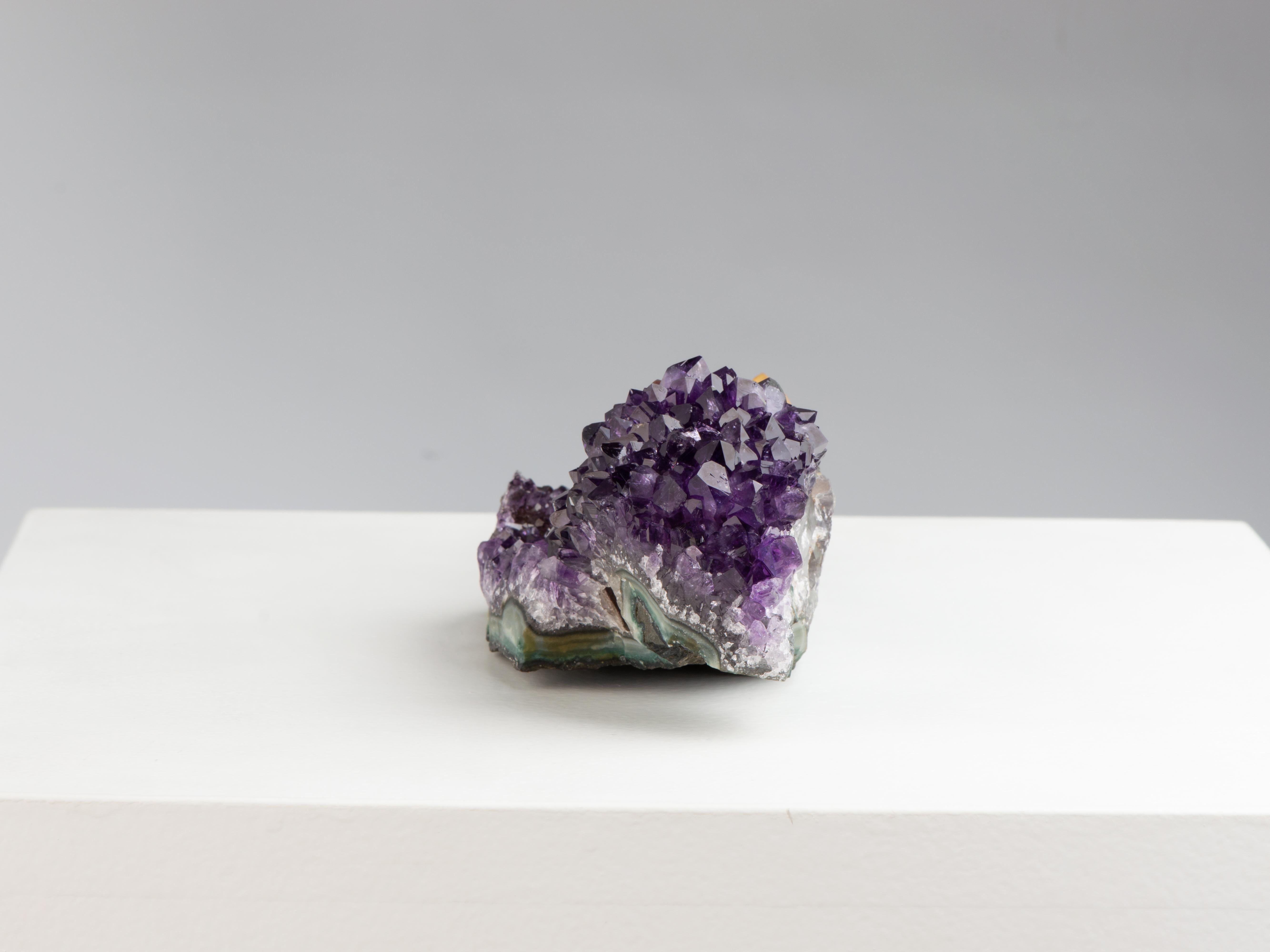 Seltene Tischplatte Amethyst-Formation mit Calcites Goethit & Quarz im Zustand „Hervorragend“ im Angebot in London, GB