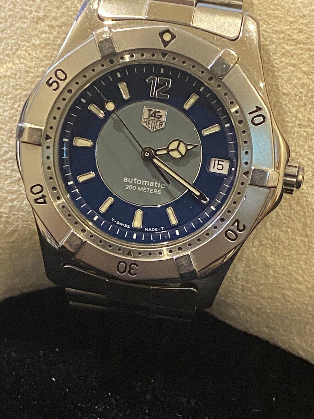 Die schöne und seltene Tag Heuer Ref: WK2114 Automatic 200m Diver's Watch ist auf 500 Stück limitiert und mit der Nummer 311 von 500 versehen.

Der Zeitmesser der Serie 2000 verfügt über folgende Merkmale:


37mm Edelstahlgehäuse mit drehbarer,