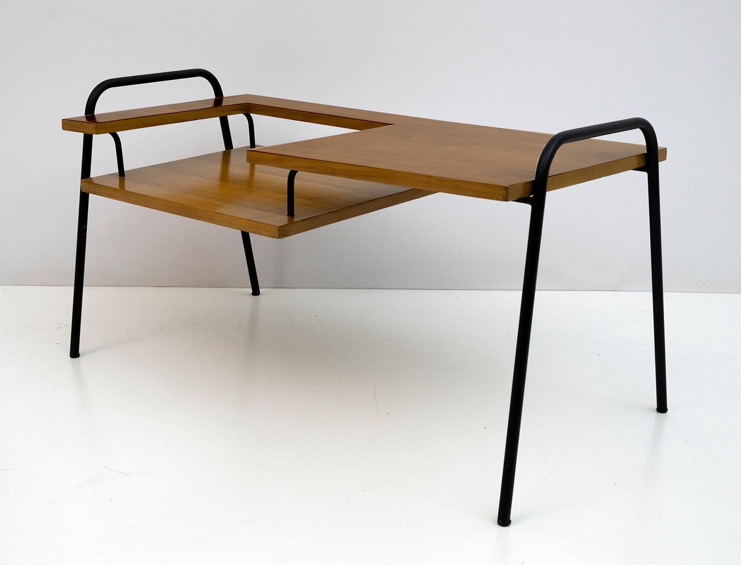 Particular coffee table with structure in lacquered metal and wood.
Produced by the La Permanente Mobili Consortium, Italy, 1953

Taichiro Nakai is an incredibly talented Japanese designer, best known for his participation in the Selective