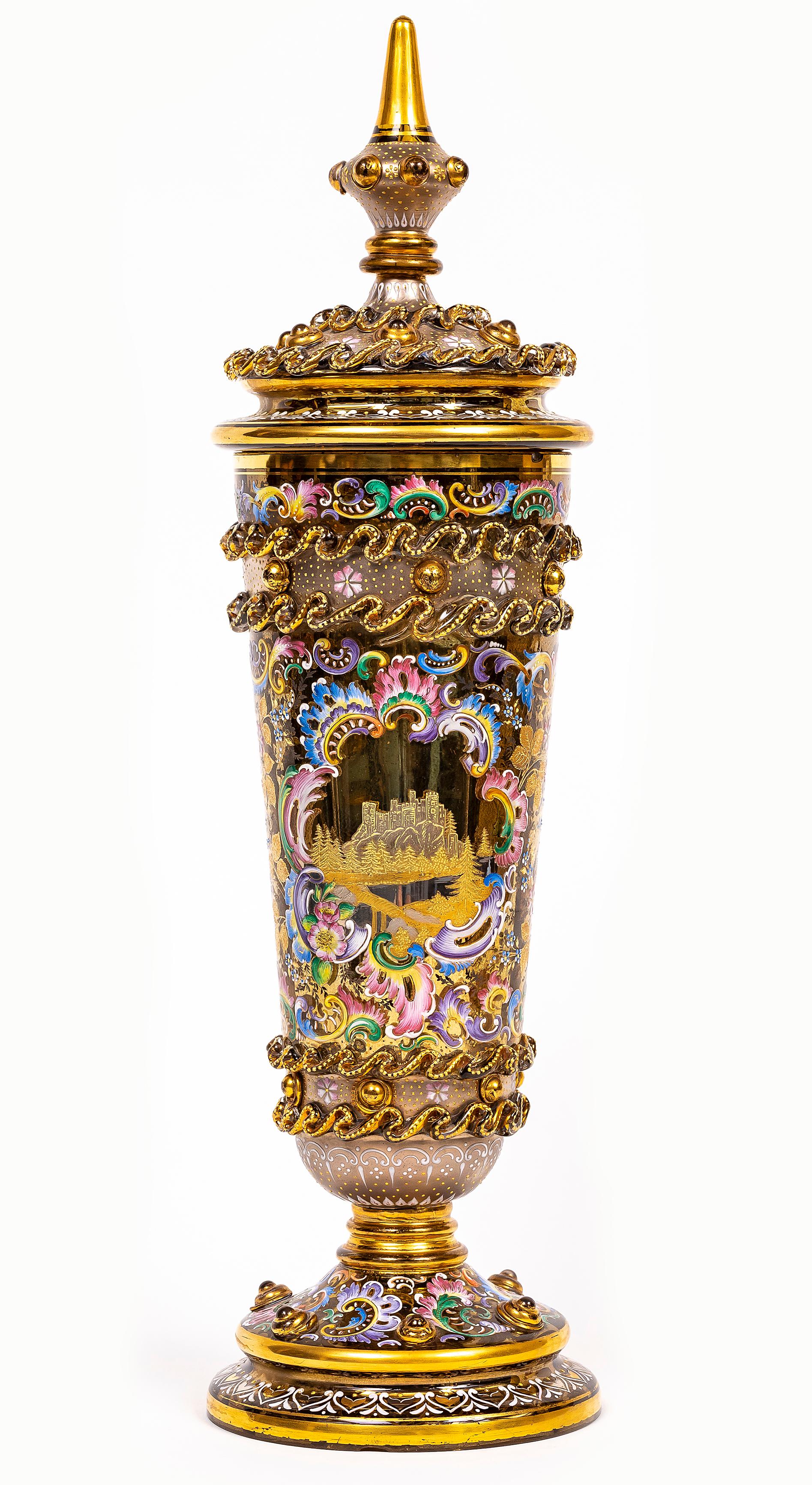 Raro Pokal alto in cristallo di Moser del XIX secolo con smalto e doratura.  Il corpo sottile è splendido, con decorazioni luminose smaltate a mano.  Anche la parte superiore è splendida, con cristalli increspati e rifiniti con specchietti dorati. 