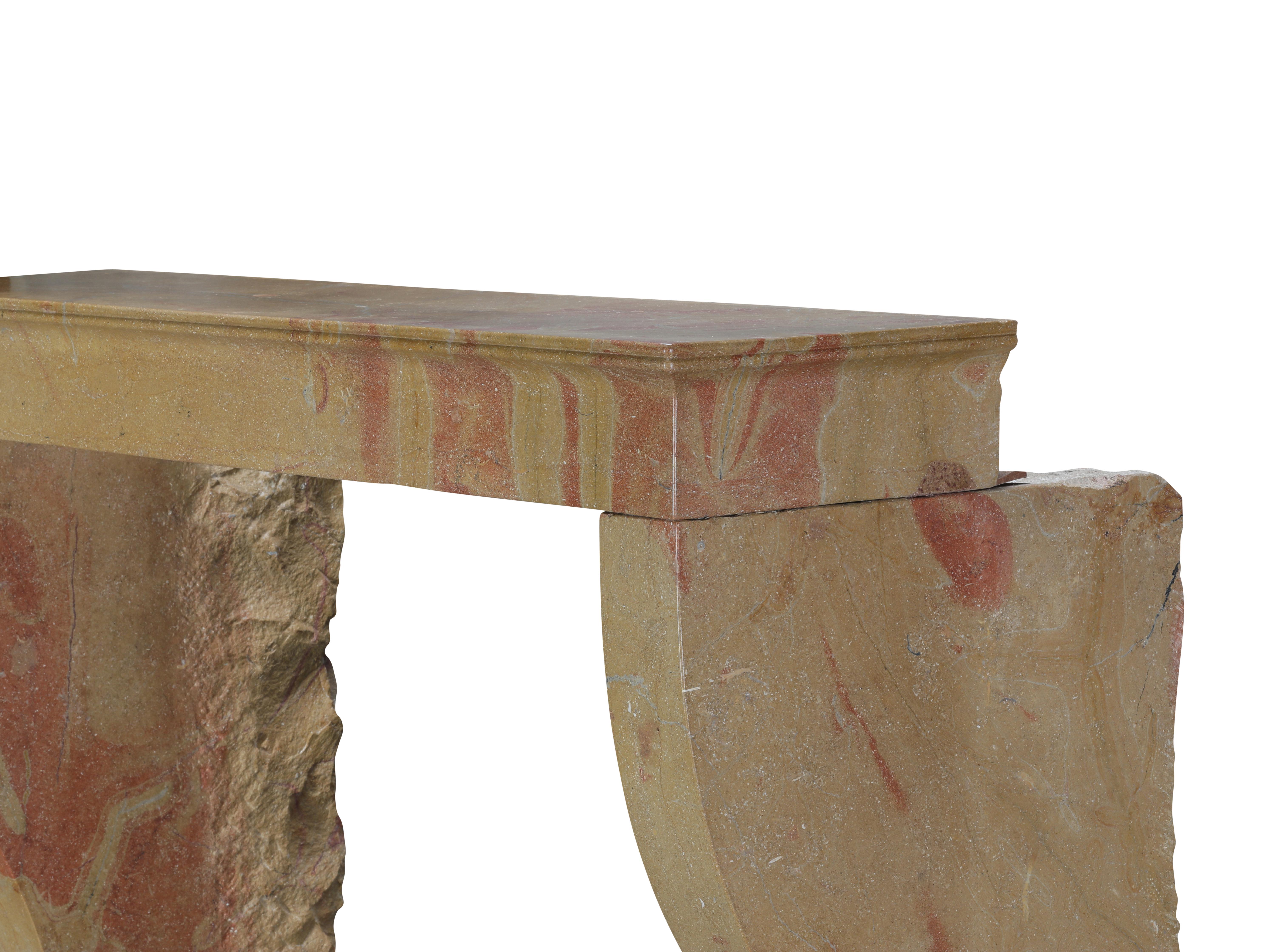 Sculpté à la main Rare et grande cheminée bicolore pour rehausser n'importe quel design d'intérieur en vente