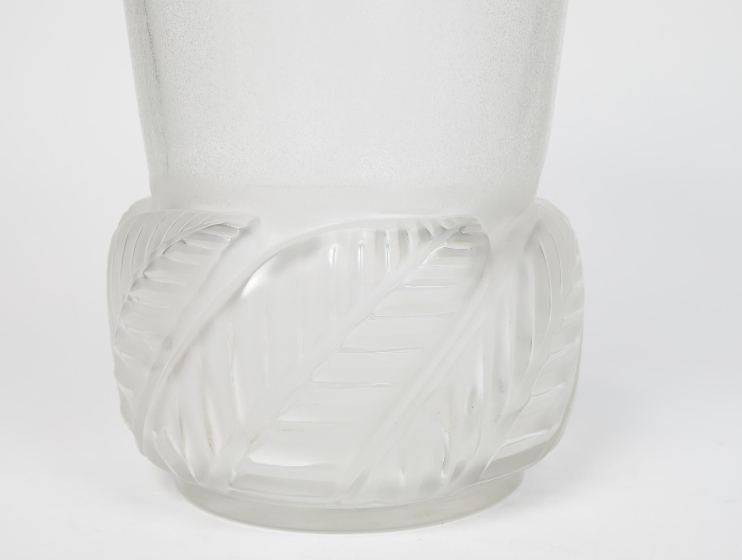 Raro vaso alto in vetro satinato 