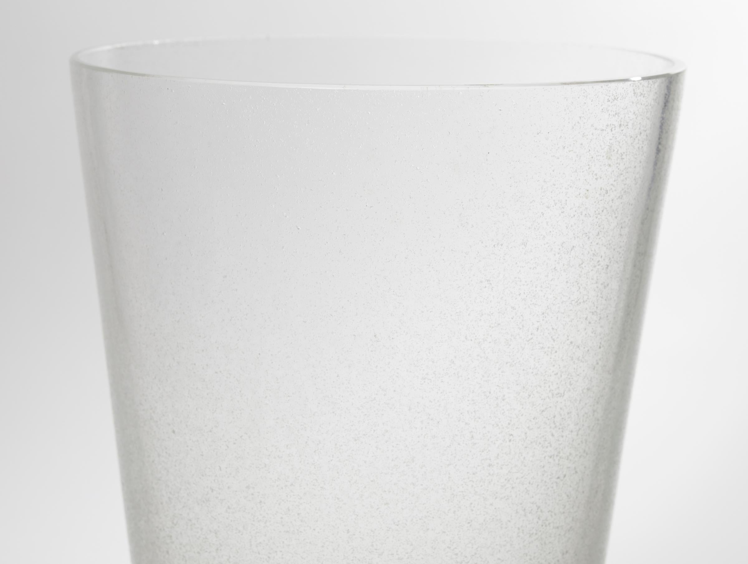 Metà XX secolo Raro vaso alto in vetro smerigliato 