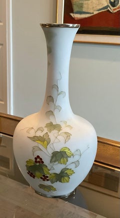 Raro jarrón de cloisonné japonés firmado por Tamura con bayas de intrincado diseño