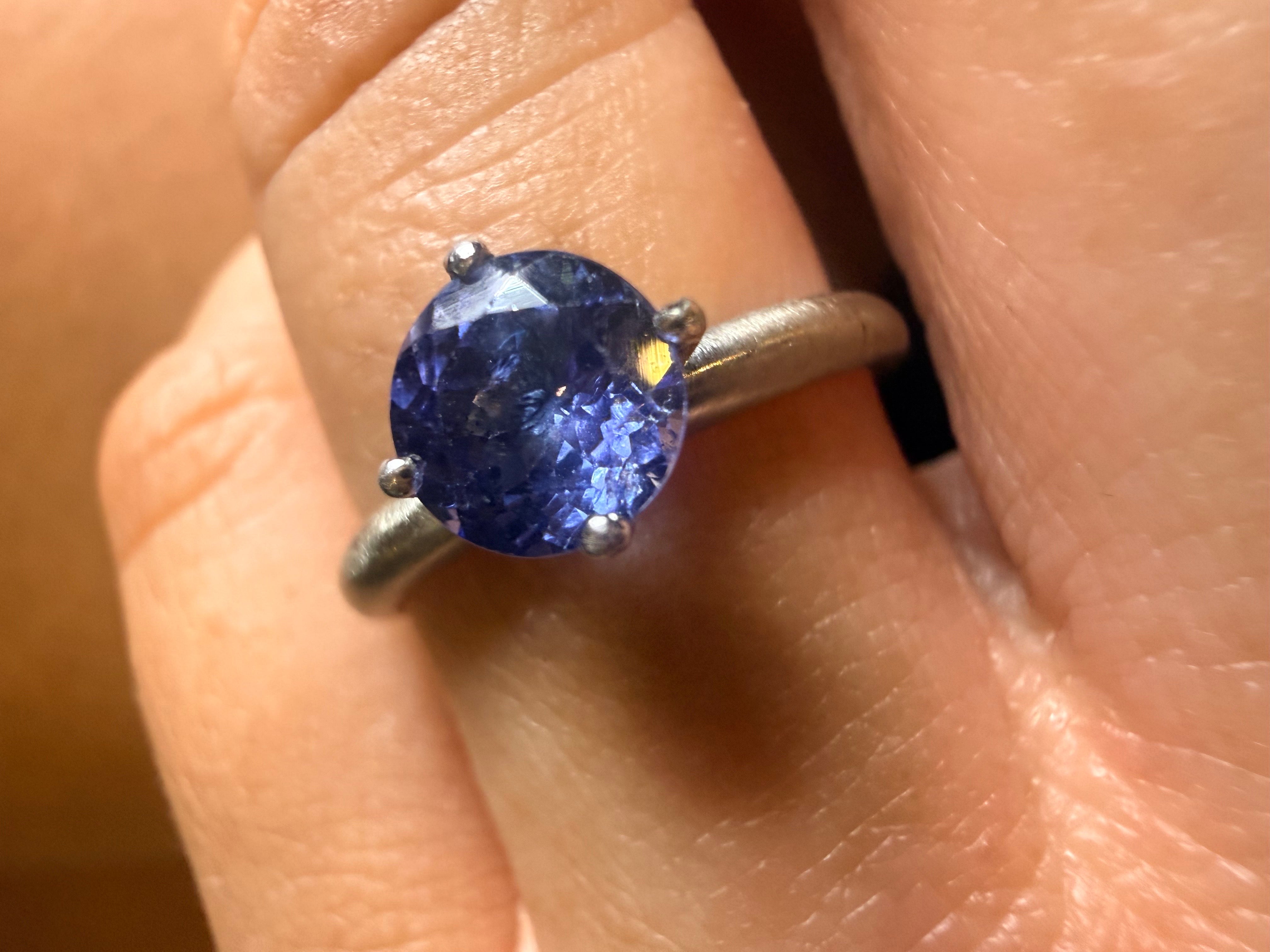 Rare tanzanite ring with matte finish setting size 9 14KT gold For Sale