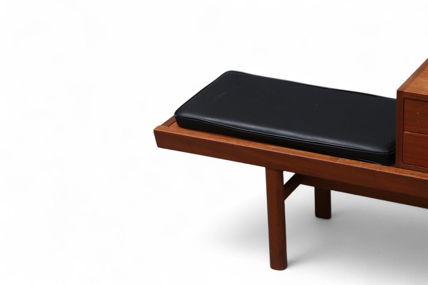 Origine : Norvège
Concepteur : Arvid Haerum
Fabricant : Søla Møbelfabrik
Époque : années 1960
MATERIAL : Teck, acrylique
Dimensions : 74″ de largeur x 14″ de profondeur x 22″ de hauteur