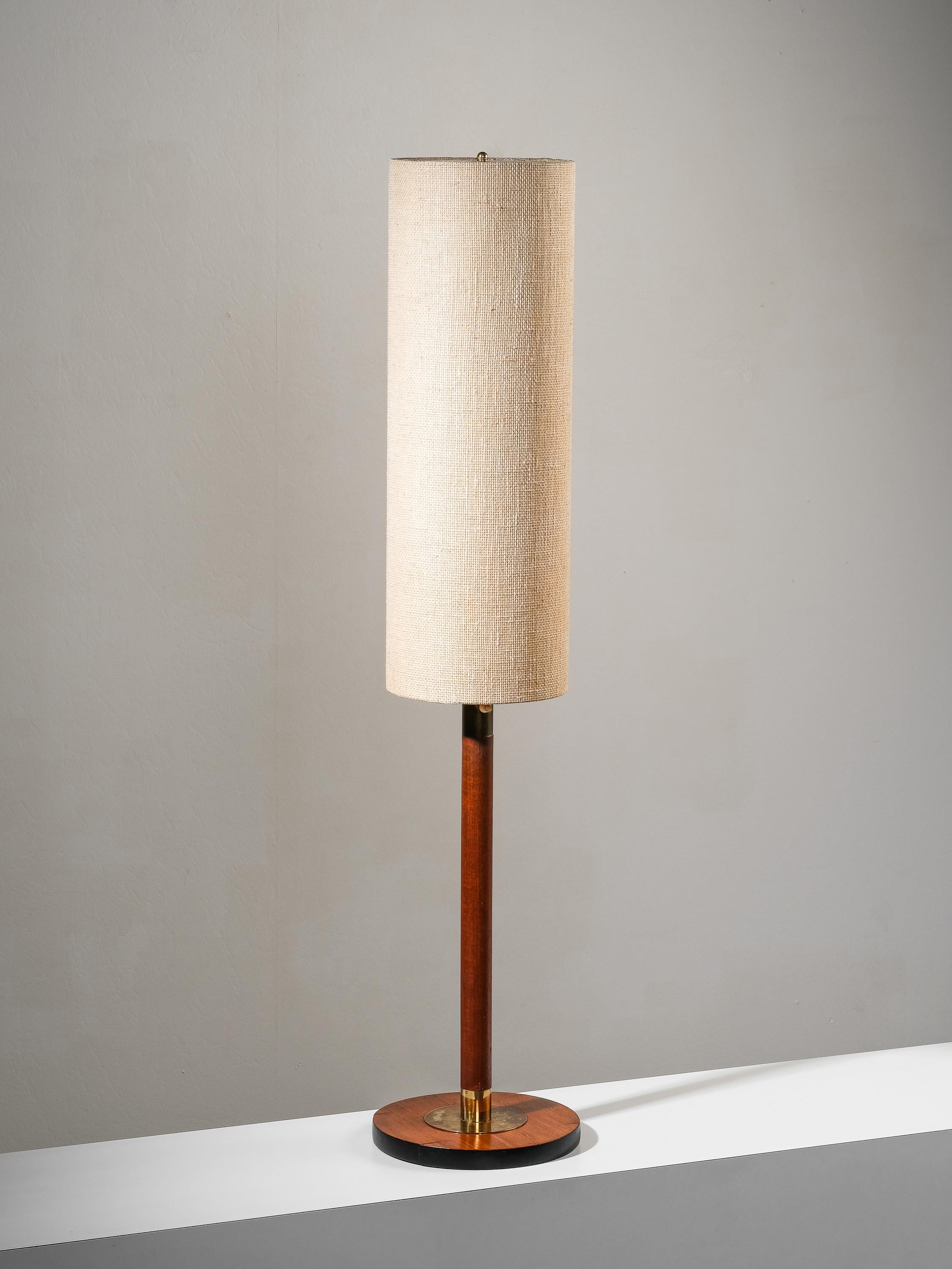 Rarissima lampada da terra di Bertel Gardberg. Prodotto in Finlandia negli anni '60. Gamba in teak con accessori in ottone, paralume in tessuto di iuta. Viene fornito con due speciali lampadine Edison, attacco E27.